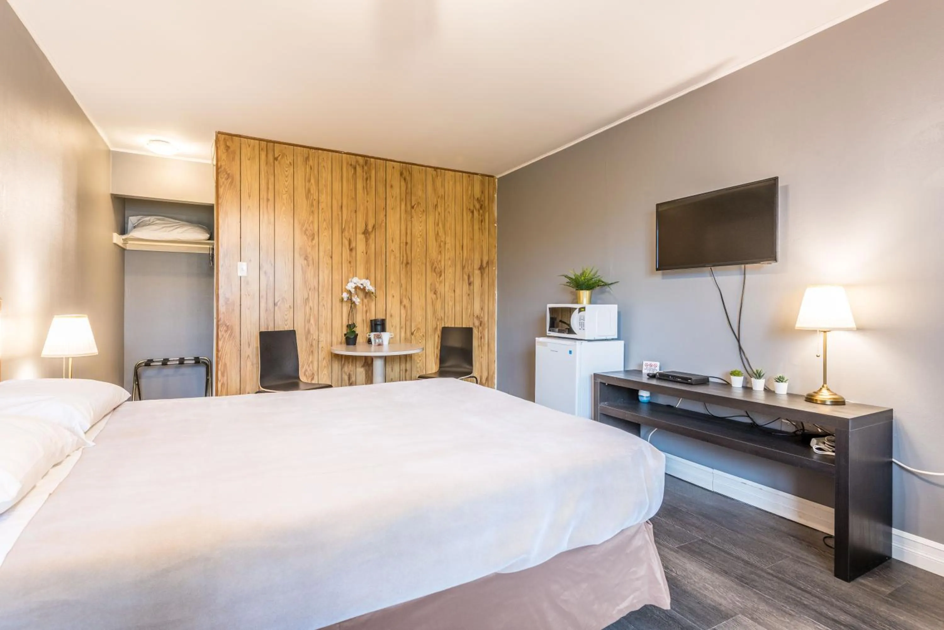 Photo of the whole room, Bed in Lake City Motel