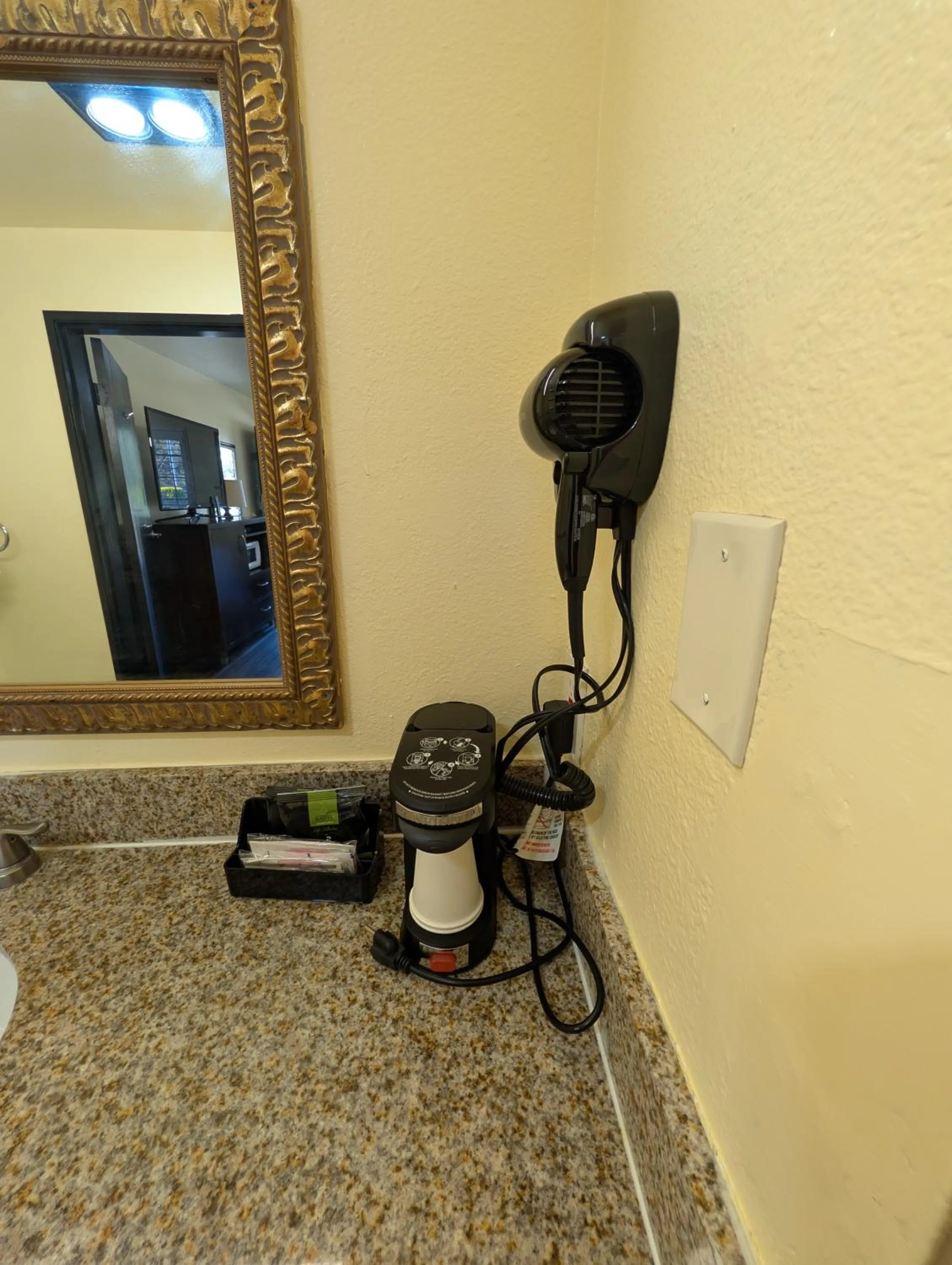 Coffee/tea facilities in Crossroads Inn - Sacramento