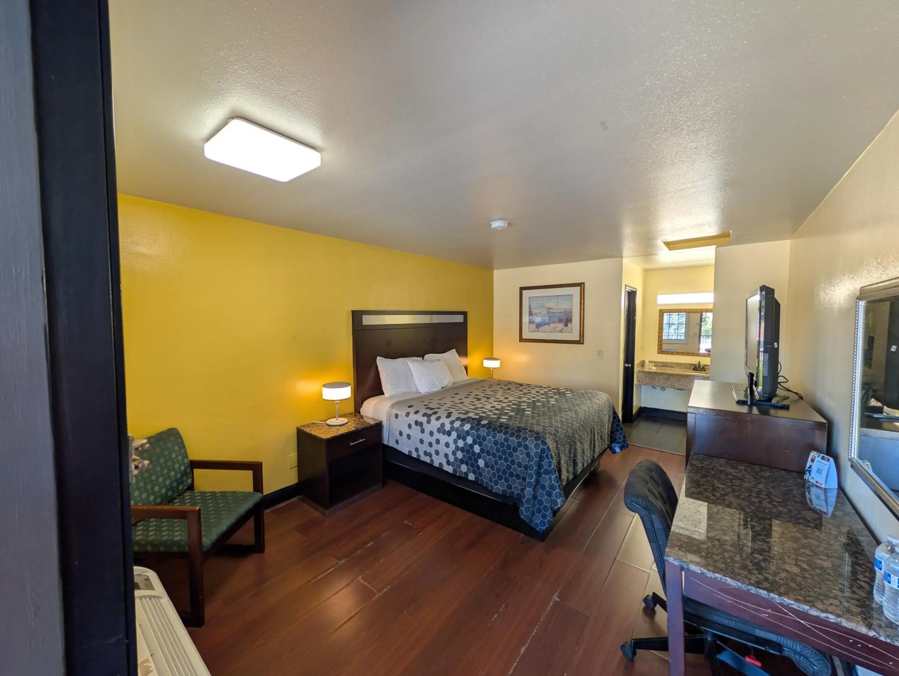Photo of the whole room, Bed in Crossroads Inn - Sacramento