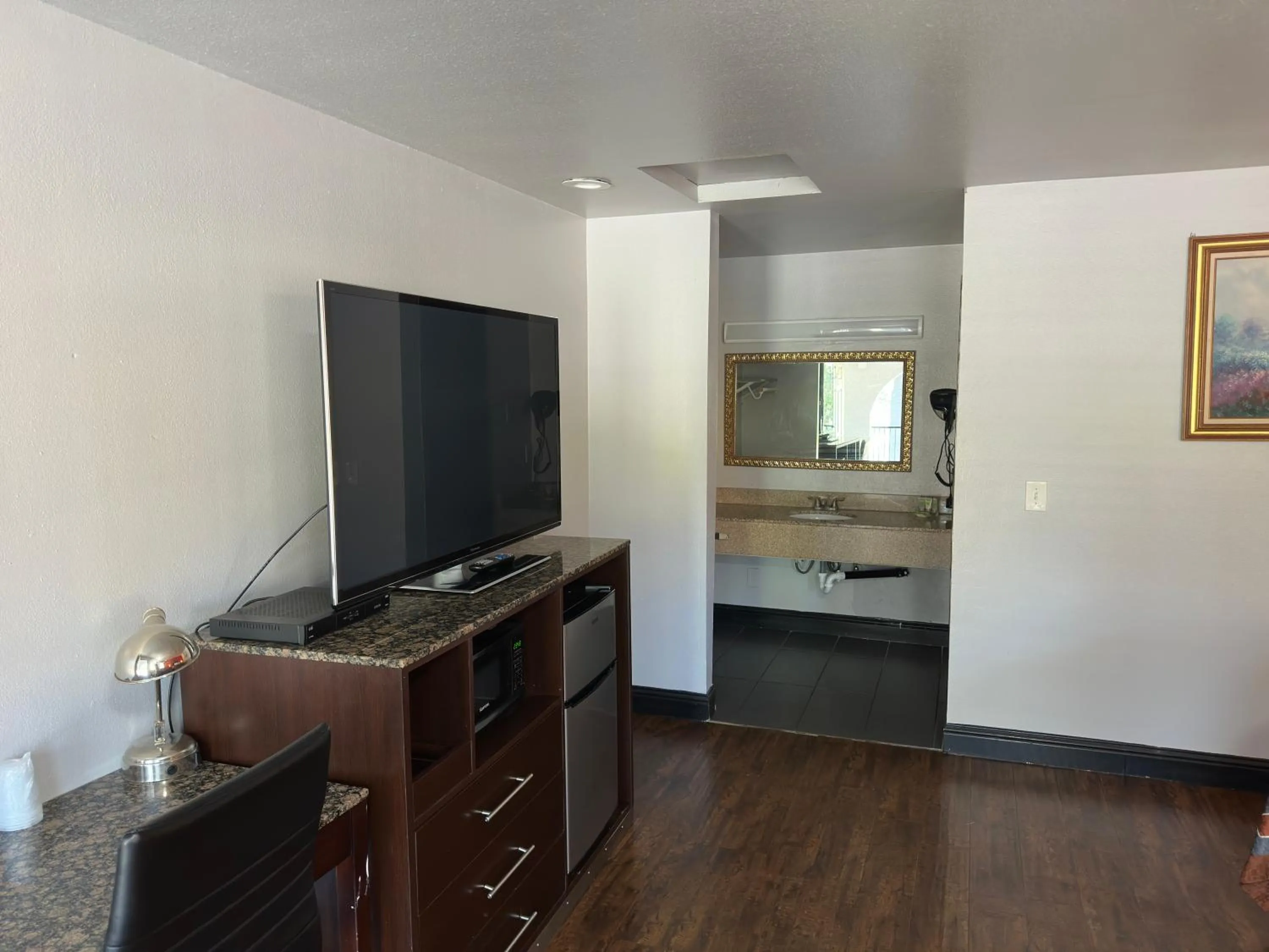 TV and multimedia in Crossroads Inn - Sacramento