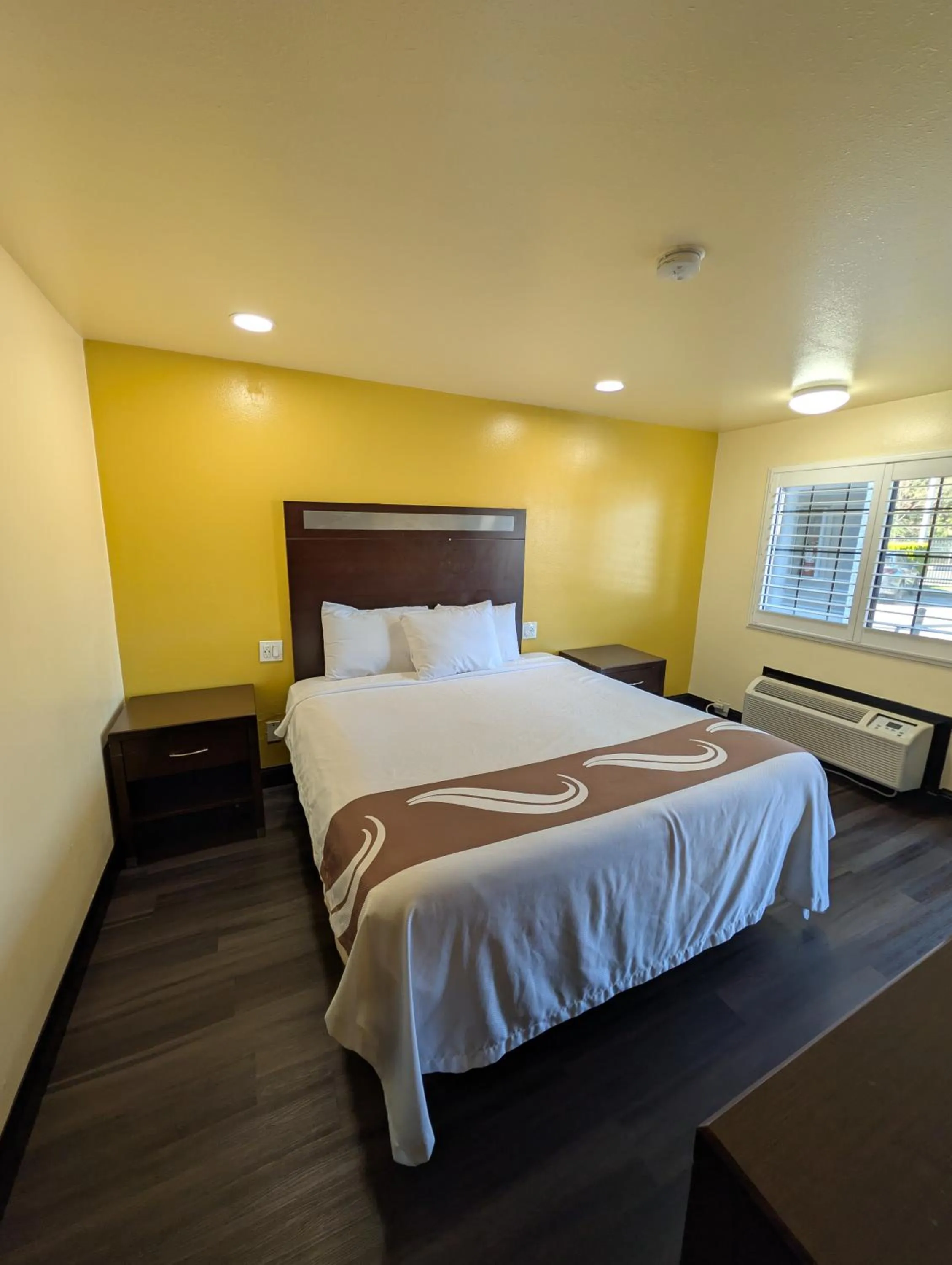 Photo of the whole room, Bed in Crossroads Inn - Sacramento