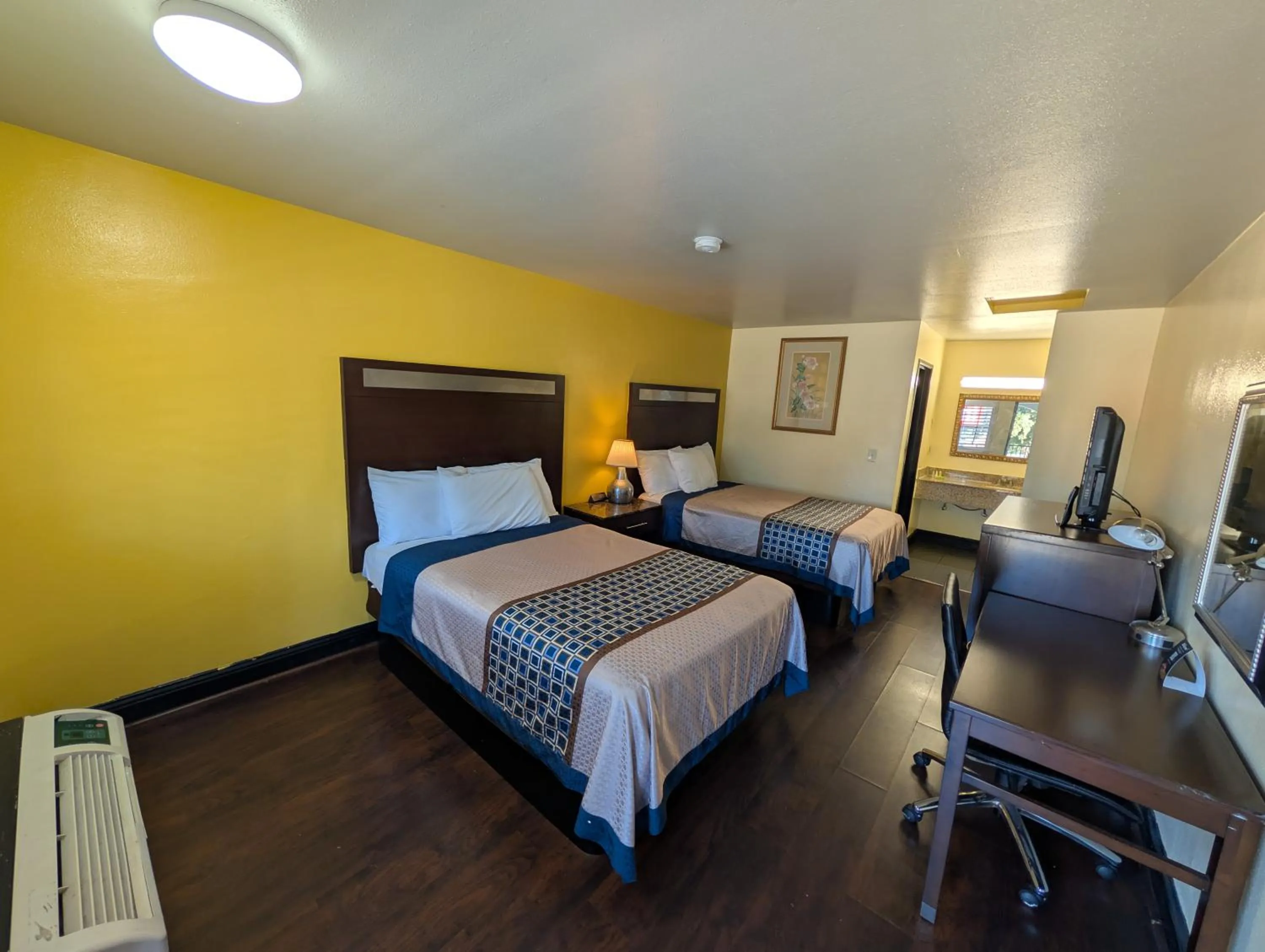 Photo of the whole room, Bed in Crossroads Inn - Sacramento