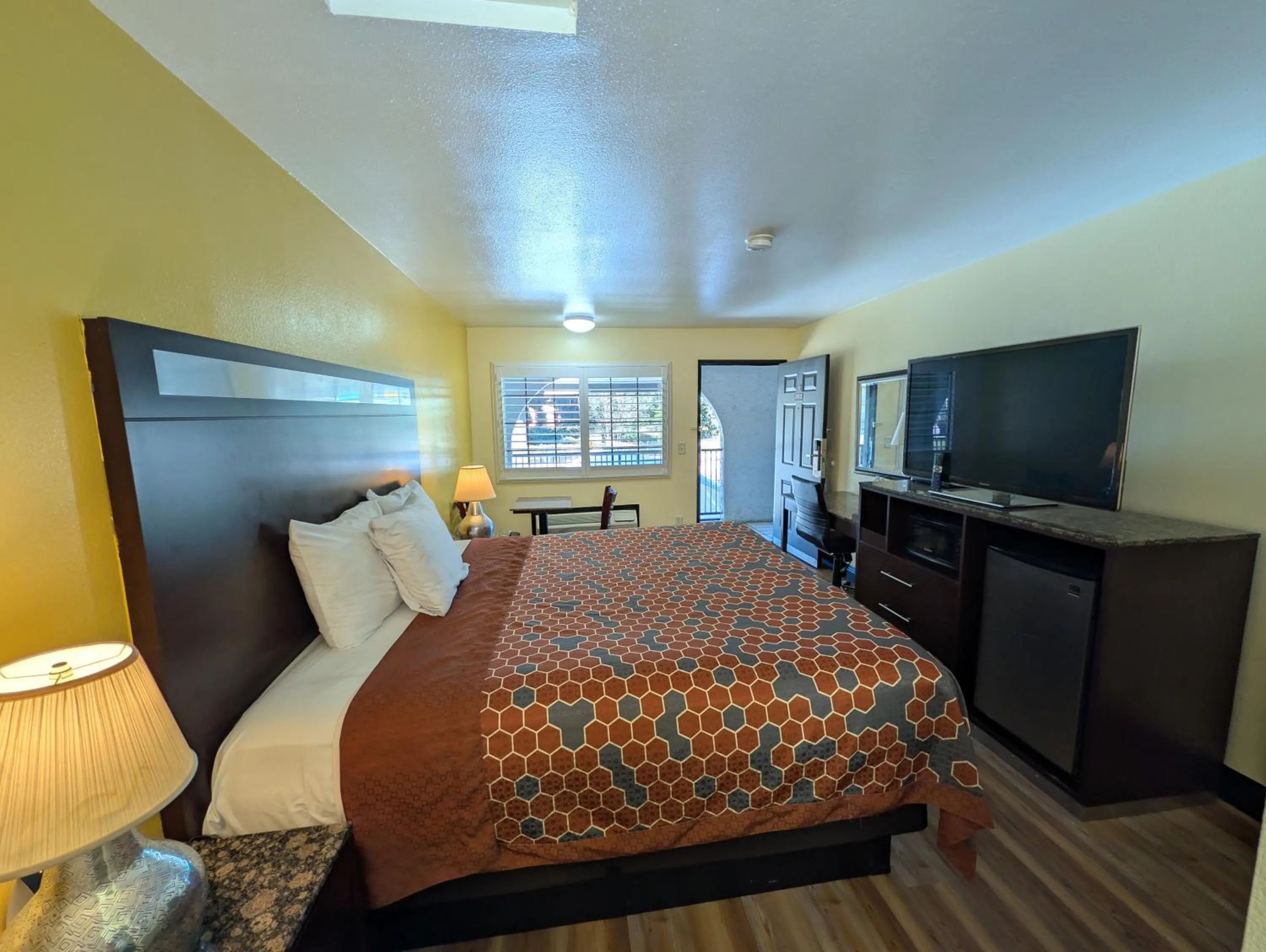 Bed in Crossroads Inn - Sacramento