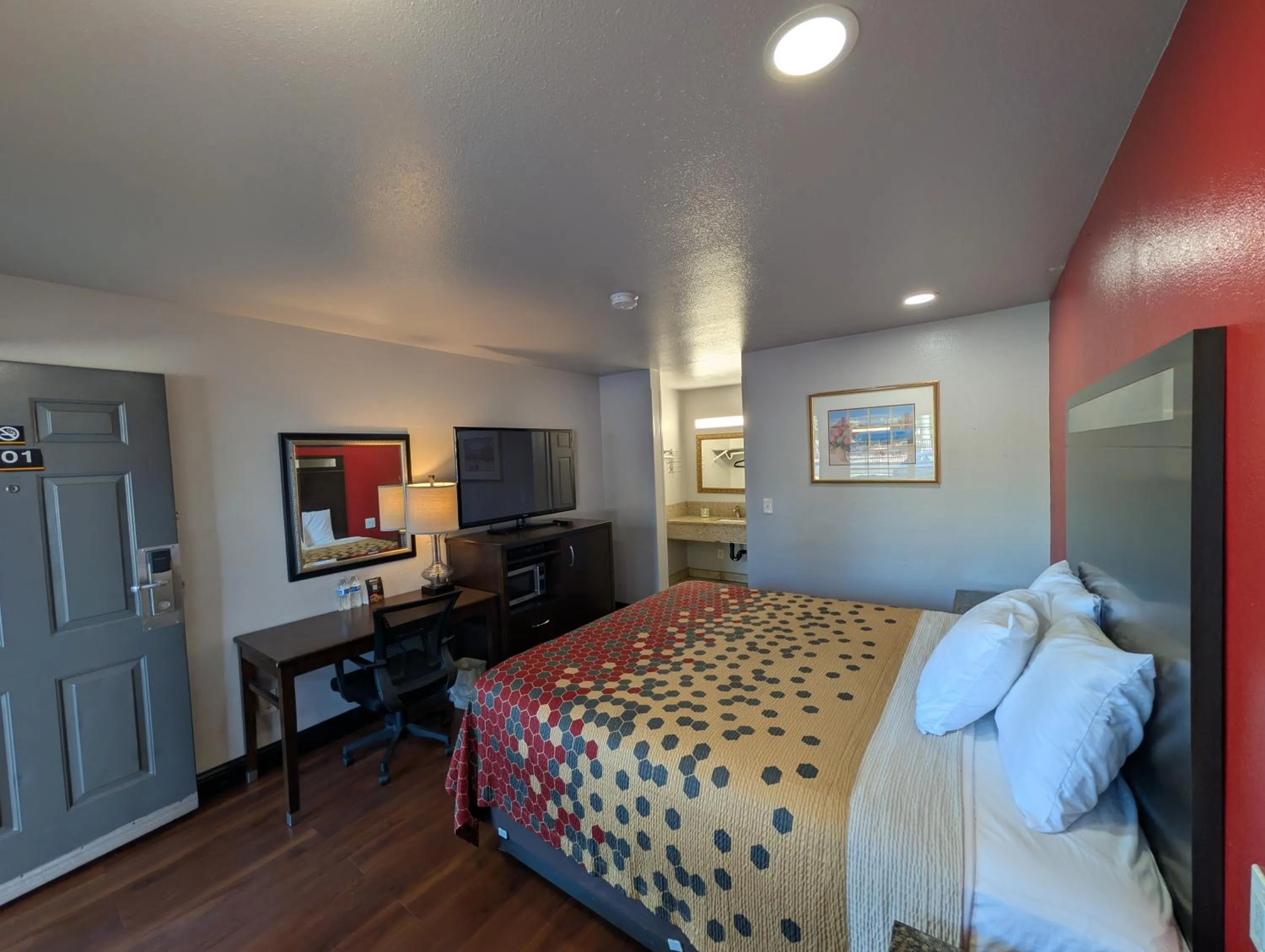 Bed in Crossroads Inn - Sacramento