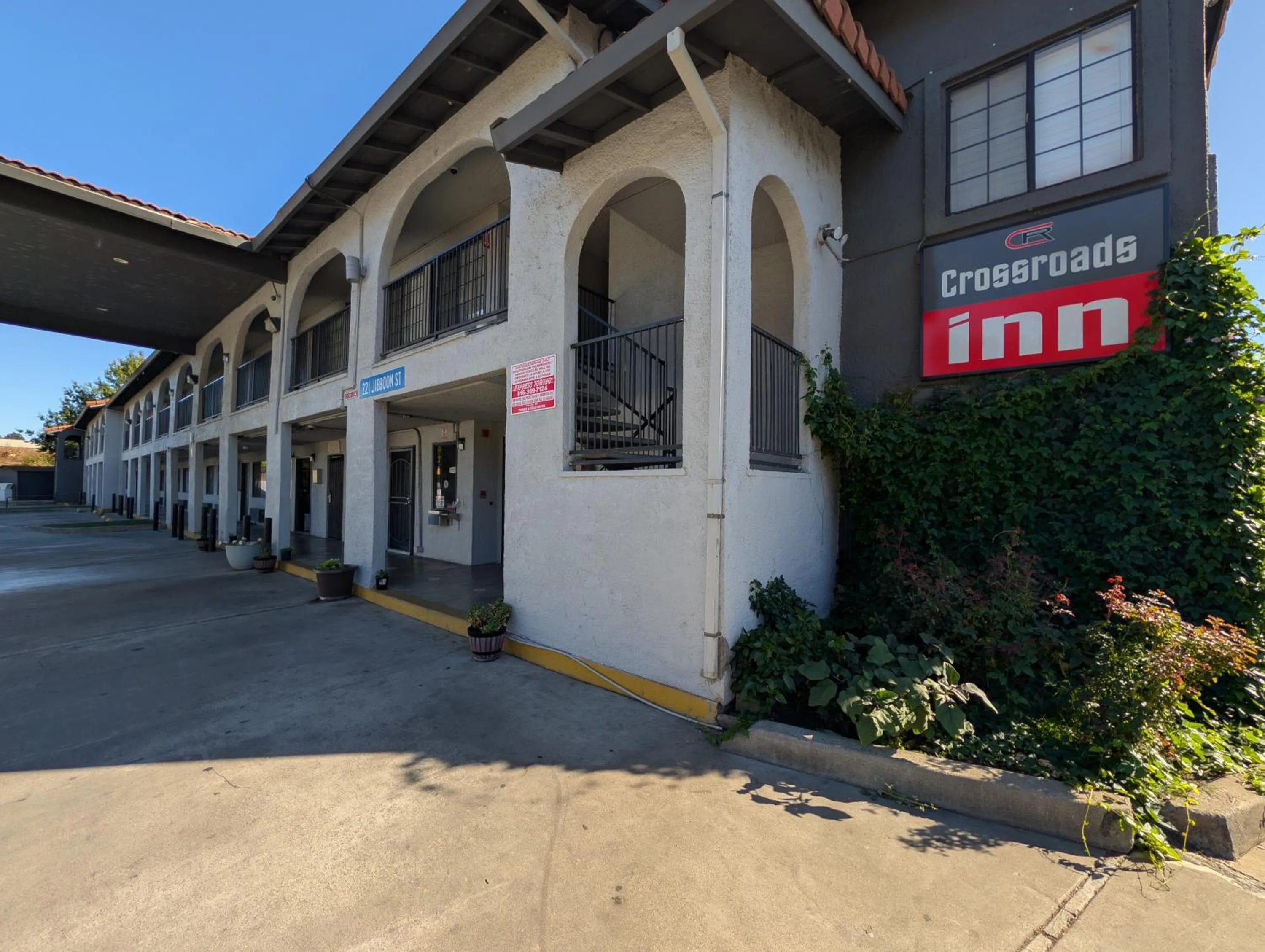 Property building in Crossroads Inn - Sacramento
