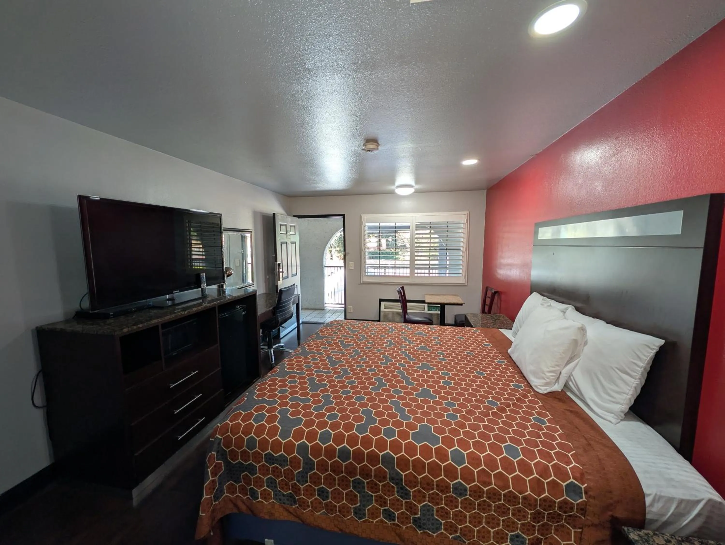 Bed in Crossroads Inn - Sacramento