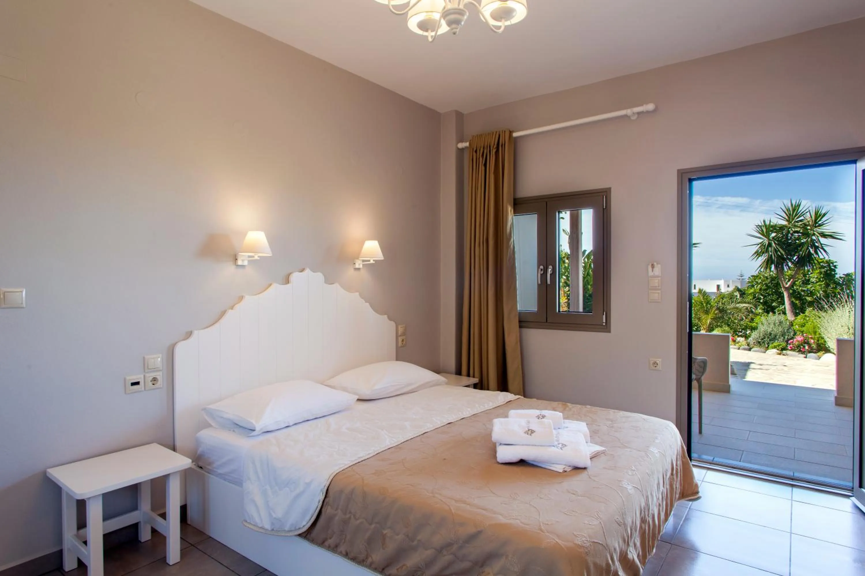 Bed in Mythos Suites Diskos