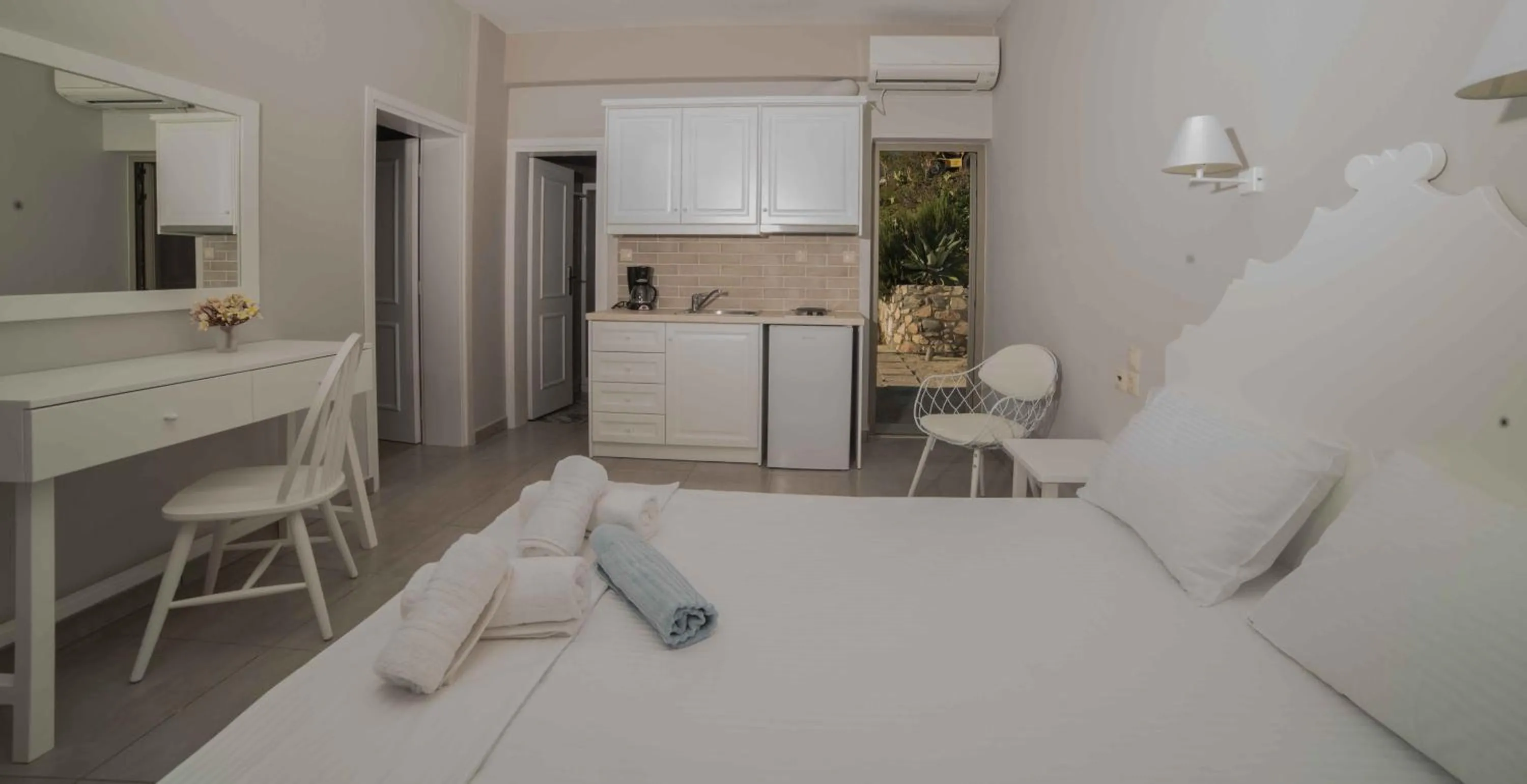 Bed in Mythos Suites Diskos