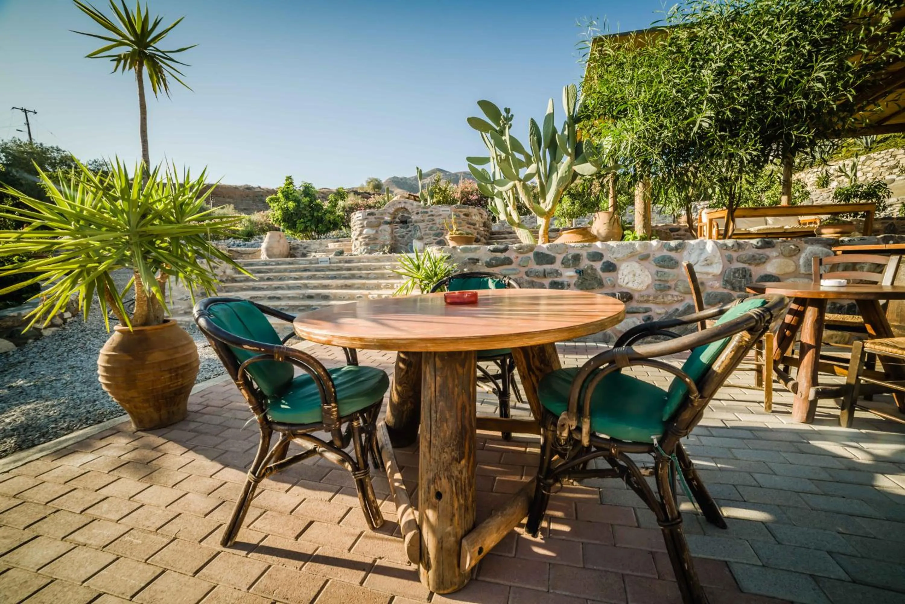 Restaurant/places to eat in Mythos Suites Diskos