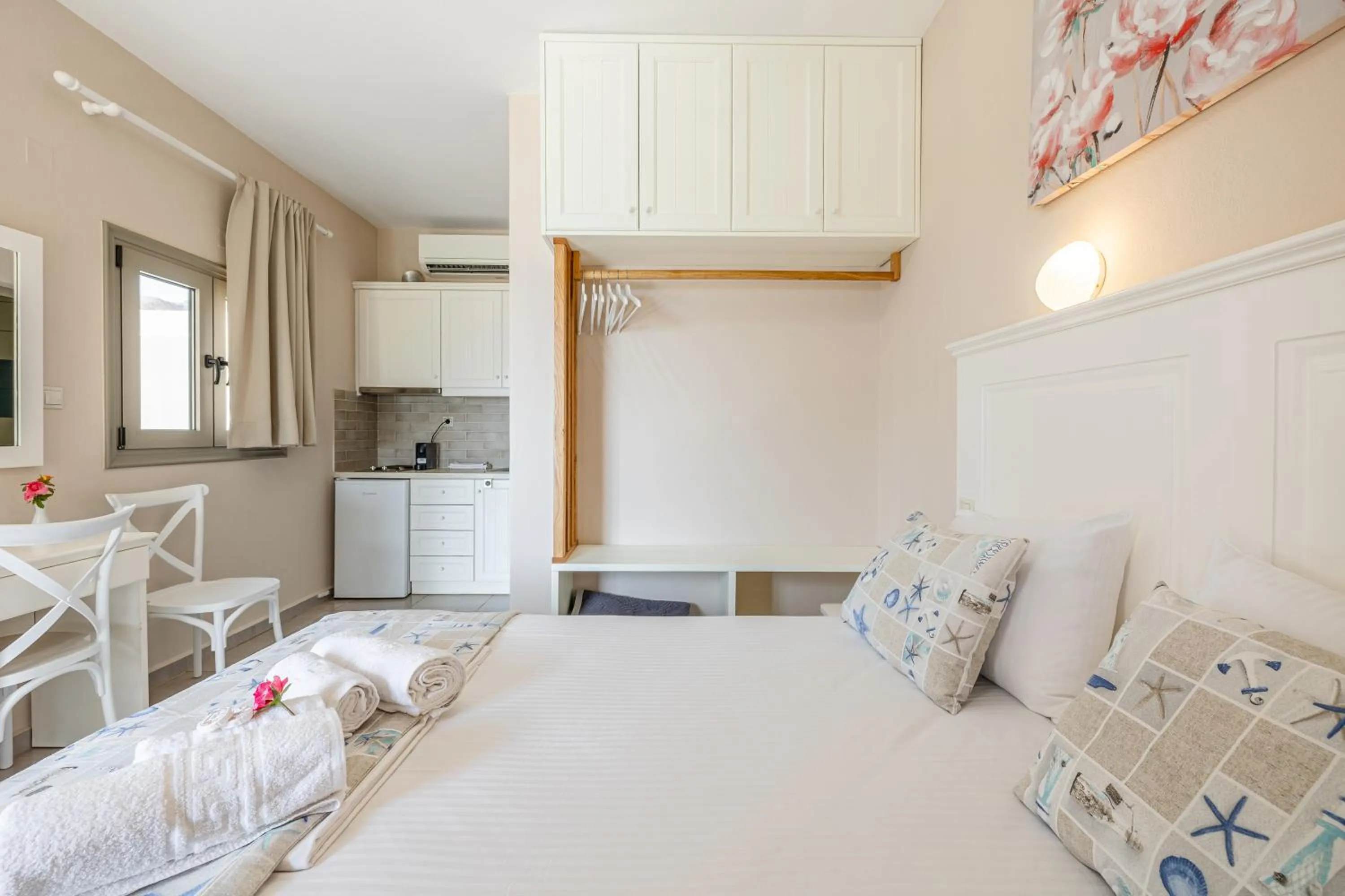 Bed in Mythos Suites Diskos