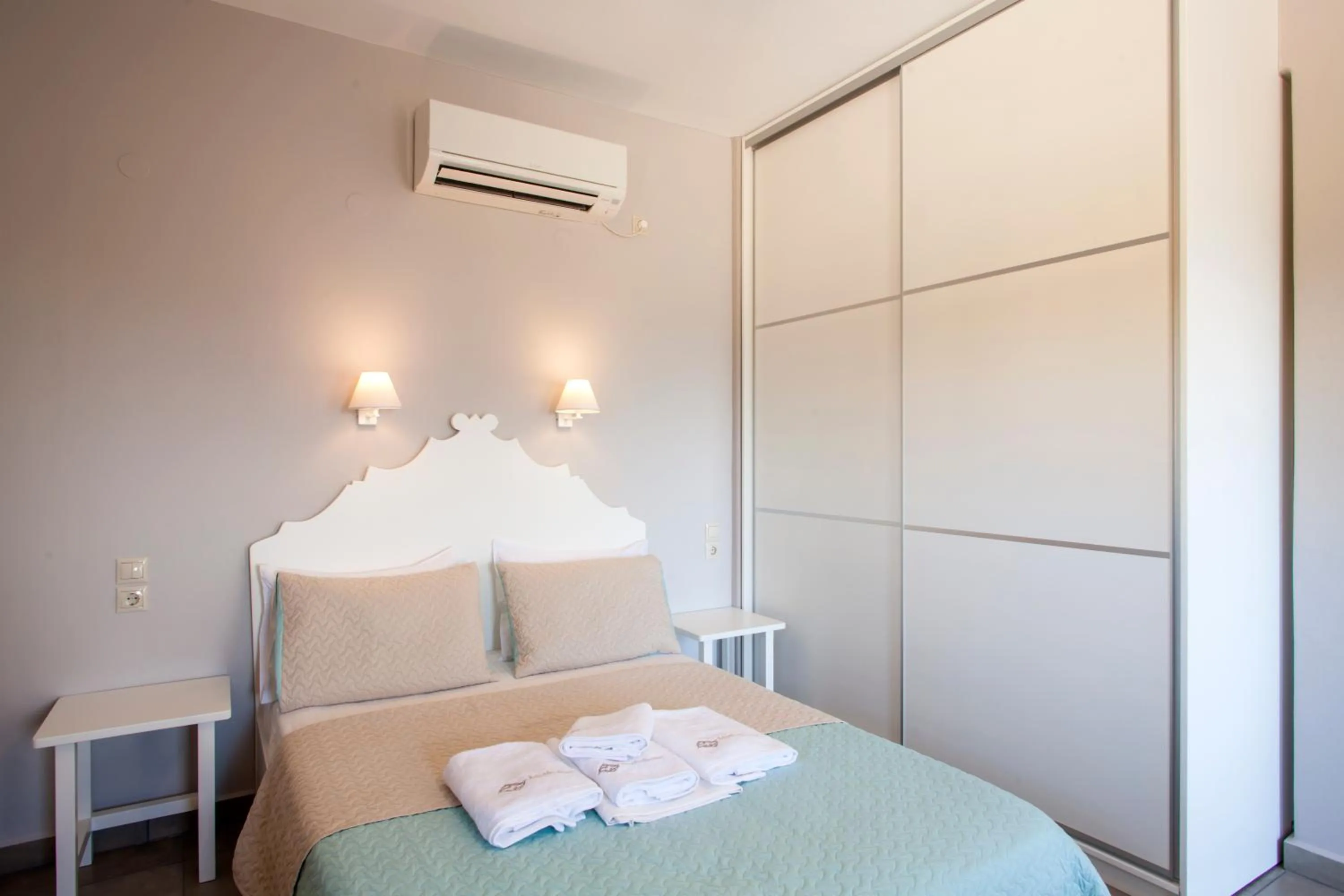 Bed in Mythos Suites Diskos