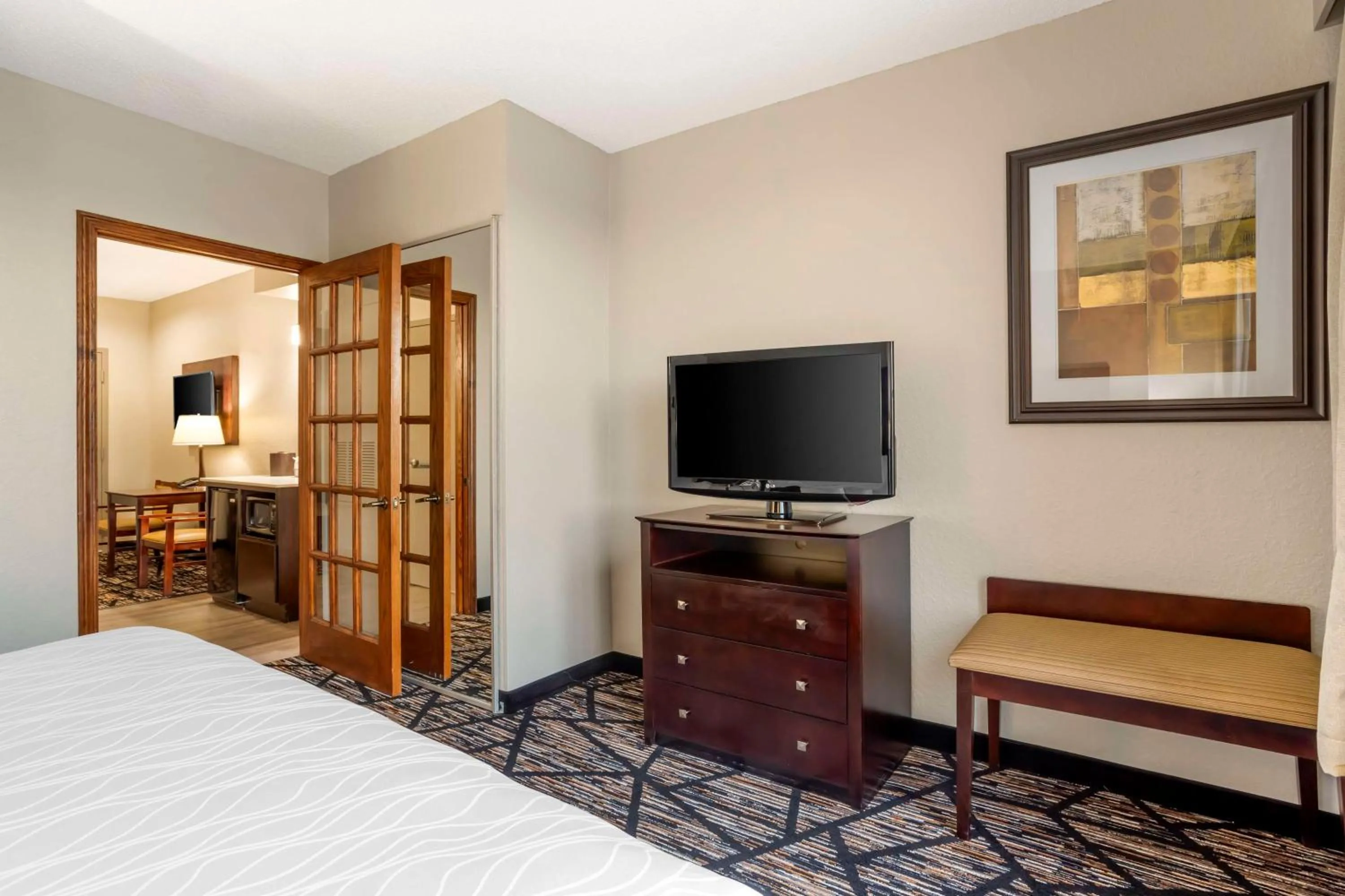 Photo of the whole room, Bed in Best Western Plus Hobby Airport Inn & Suites