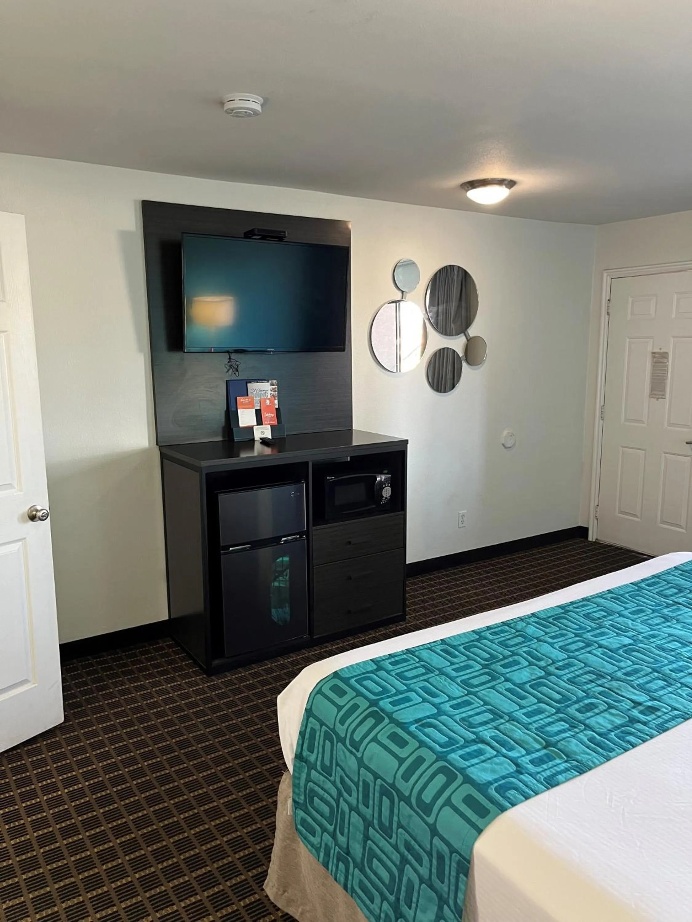 Bed in Howard Johnson by Wyndham St. George Hotel & Suites
