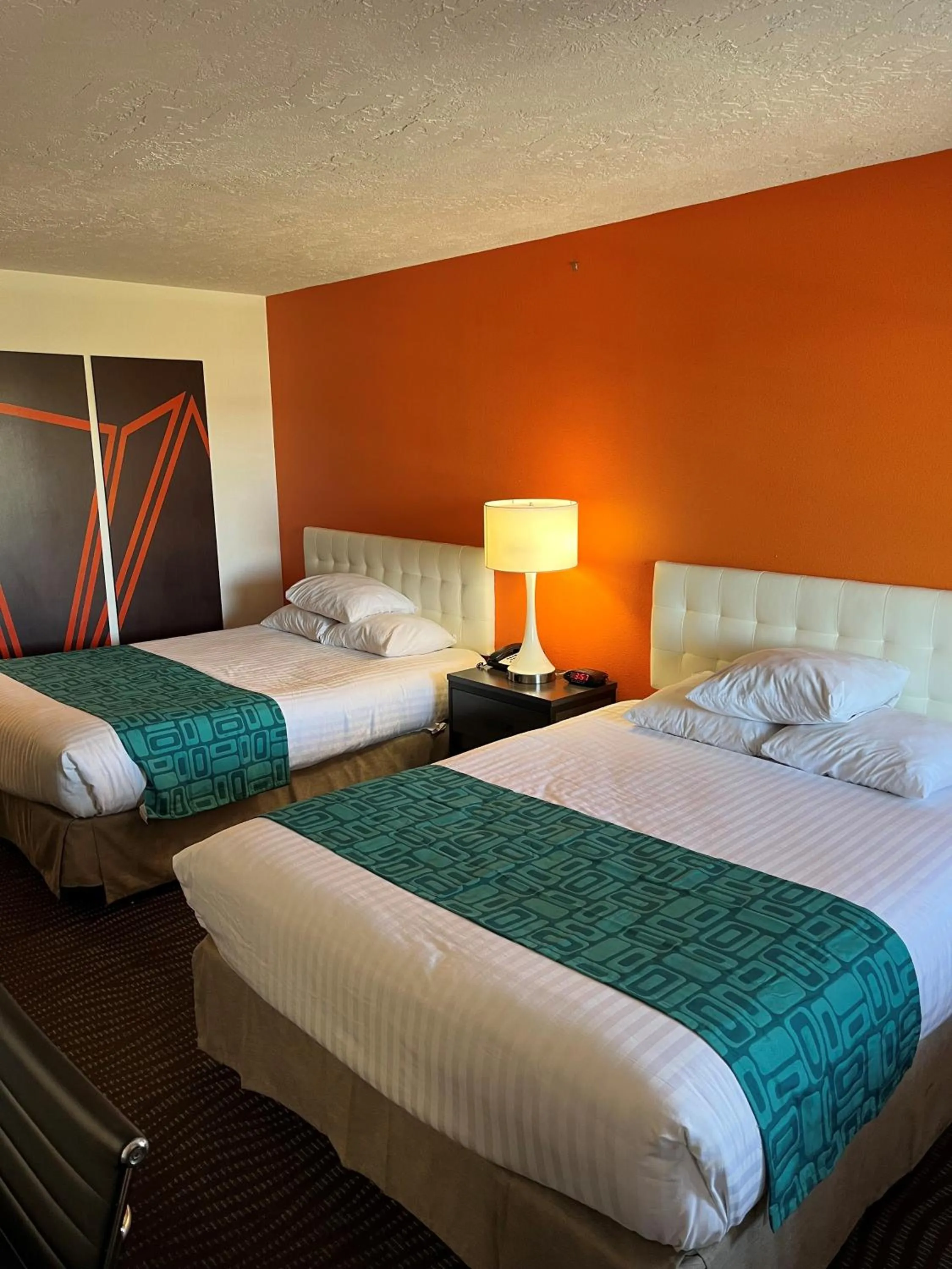 Bed in Howard Johnson by Wyndham St. George Hotel & Suites