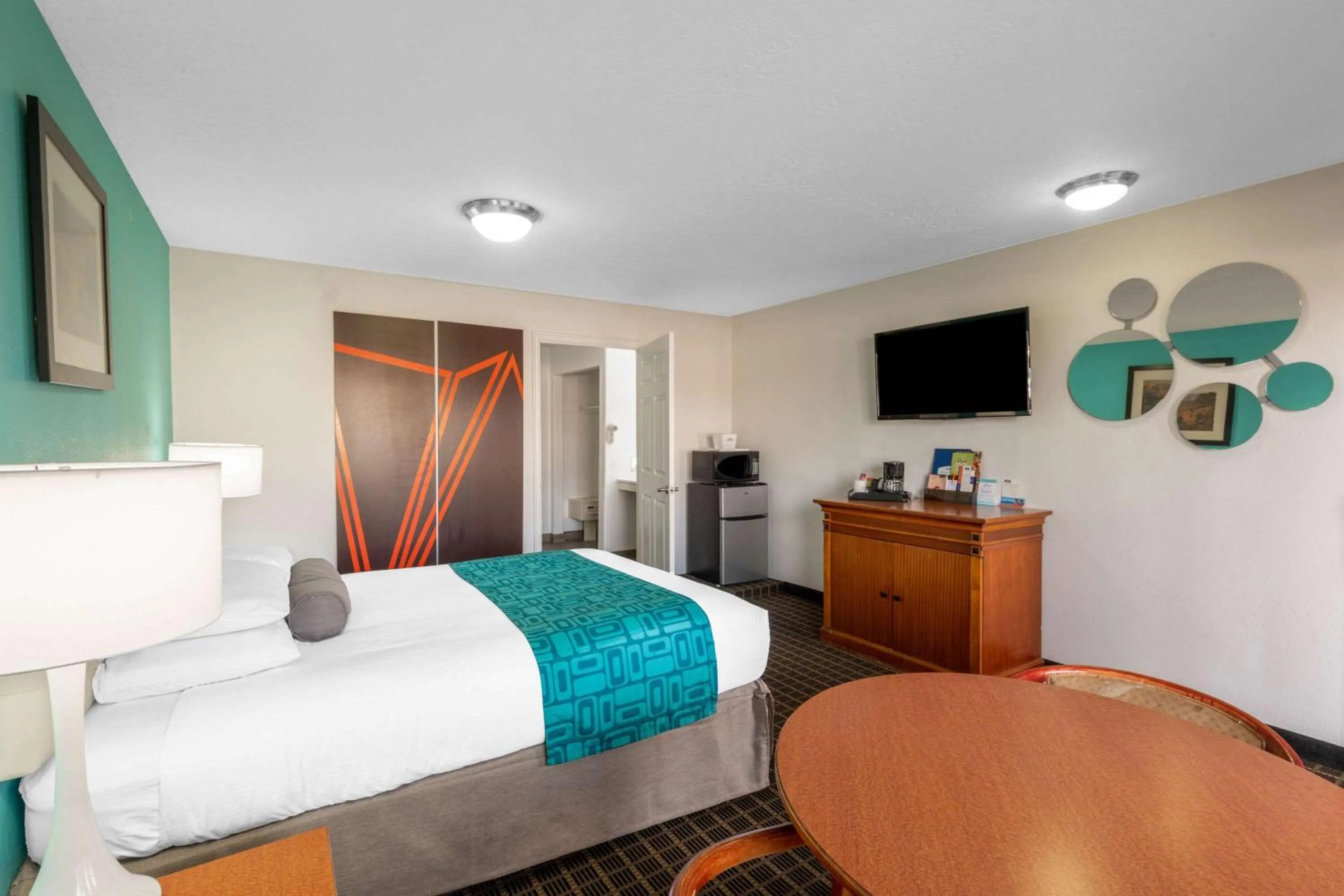 Photo of the whole room, Bed in Howard Johnson by Wyndham St. George Hotel & Suites