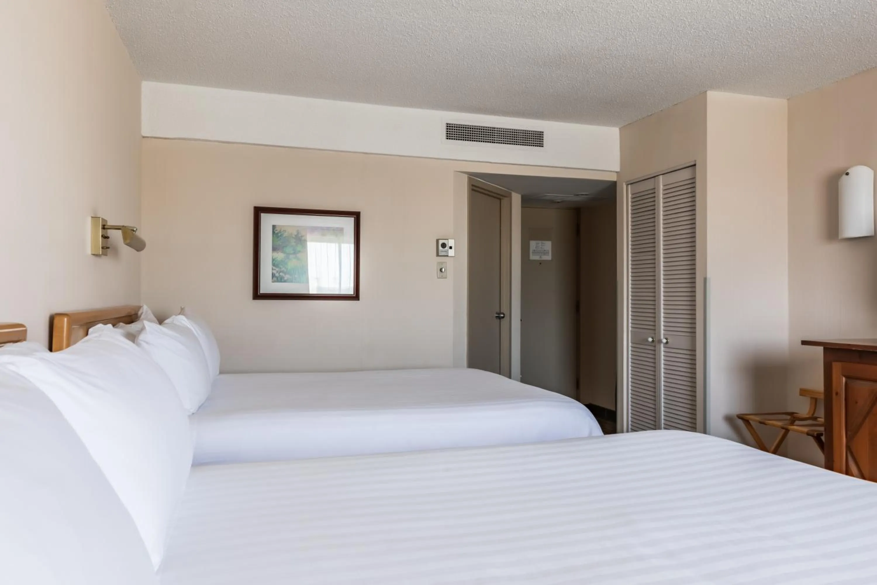 Photo of the whole room, Bed in Hôtels Gouverneur Trois-Rivières