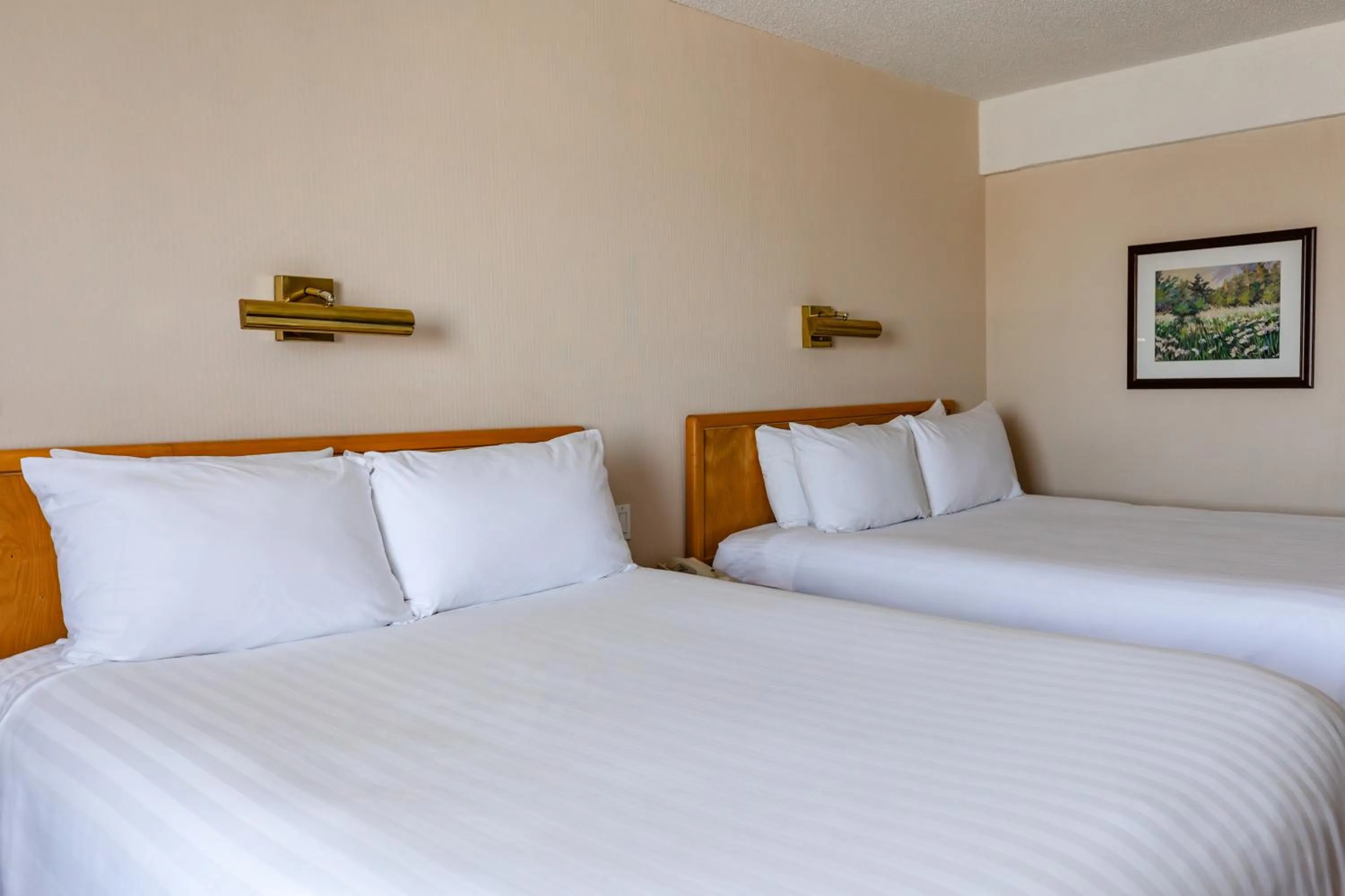 Photo of the whole room, Bed in Hôtels Gouverneur Trois-Rivières