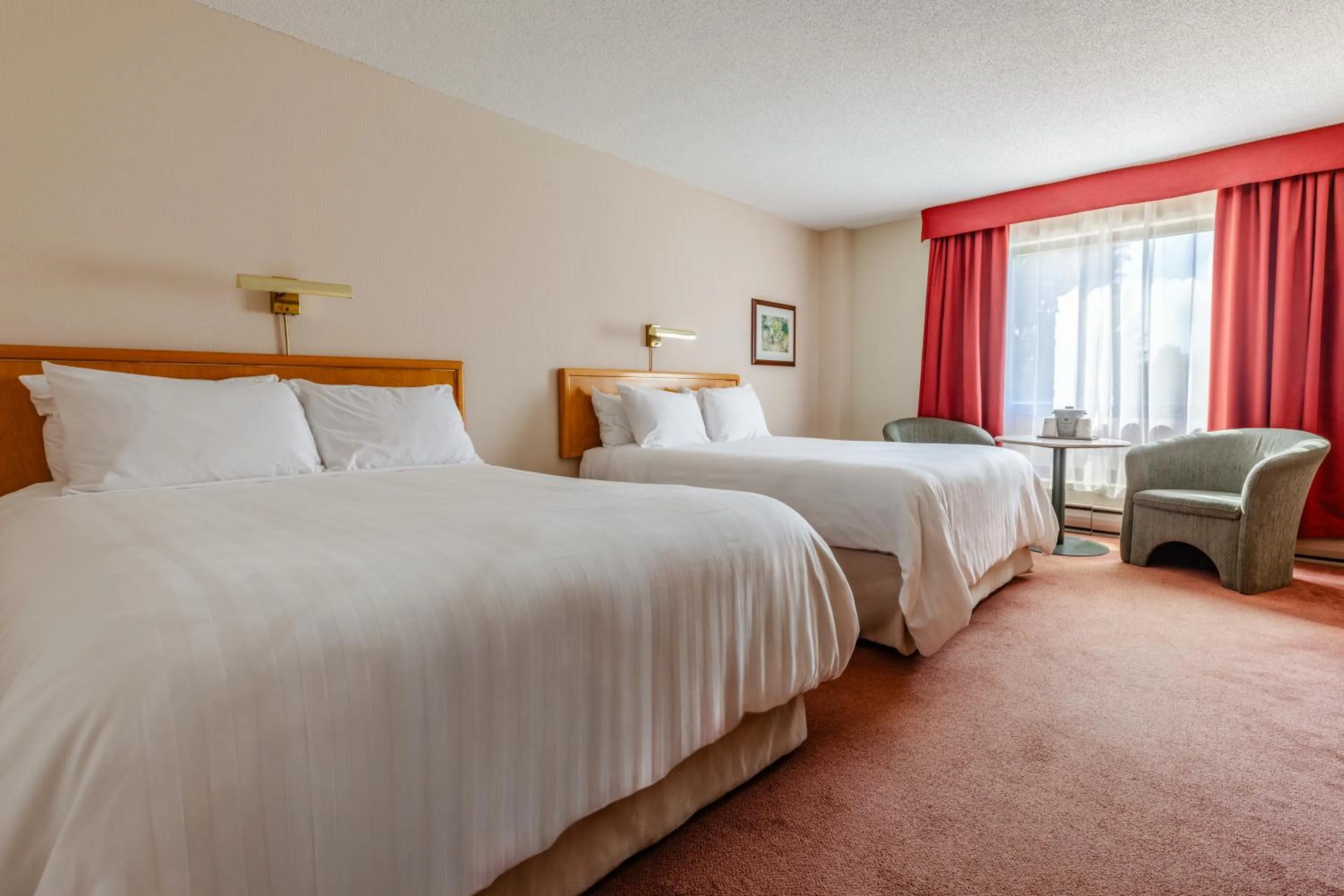 Photo of the whole room, Bed in Hôtels Gouverneur Trois-Rivières