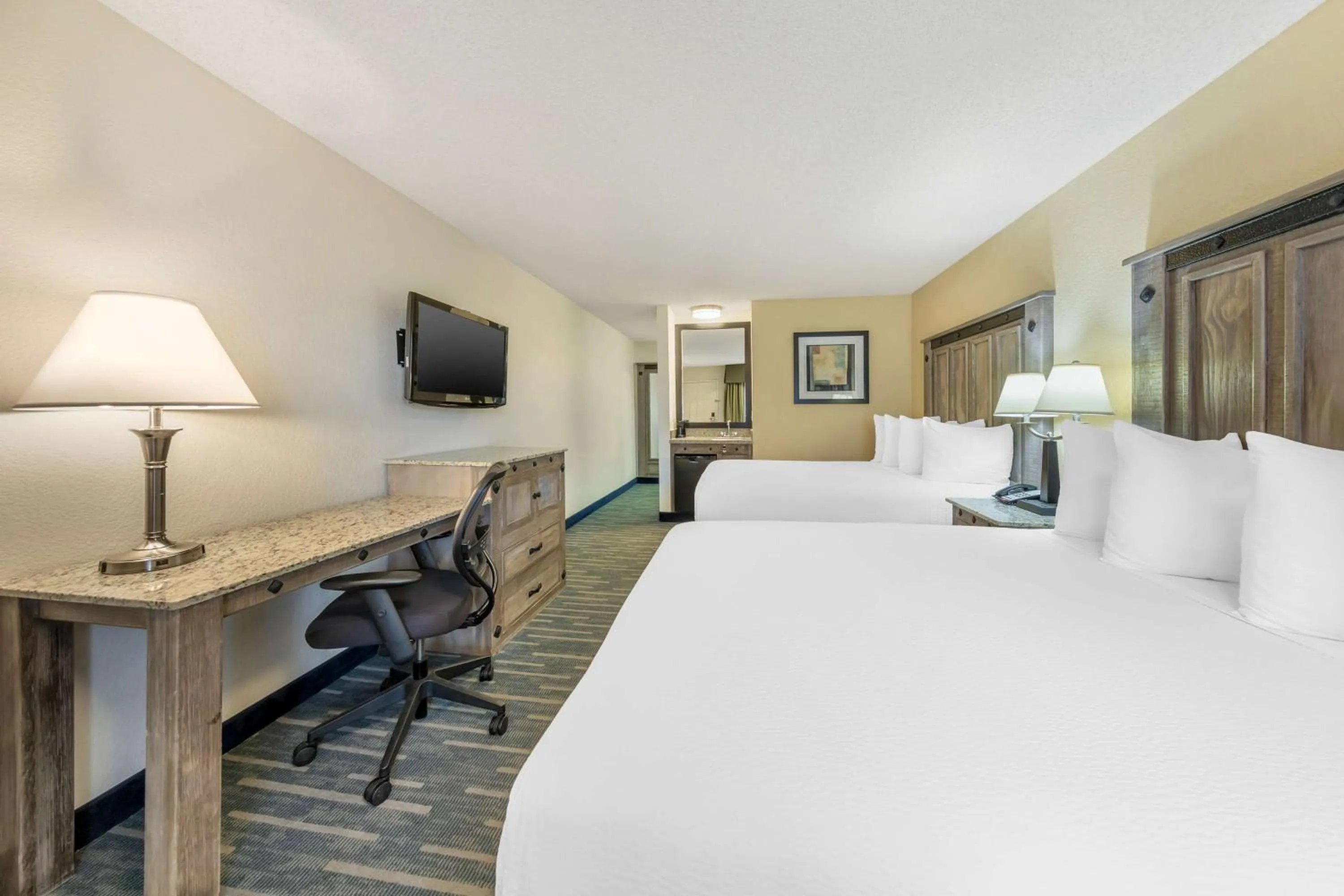 Bedroom, Bed in Best Western Americana Inn