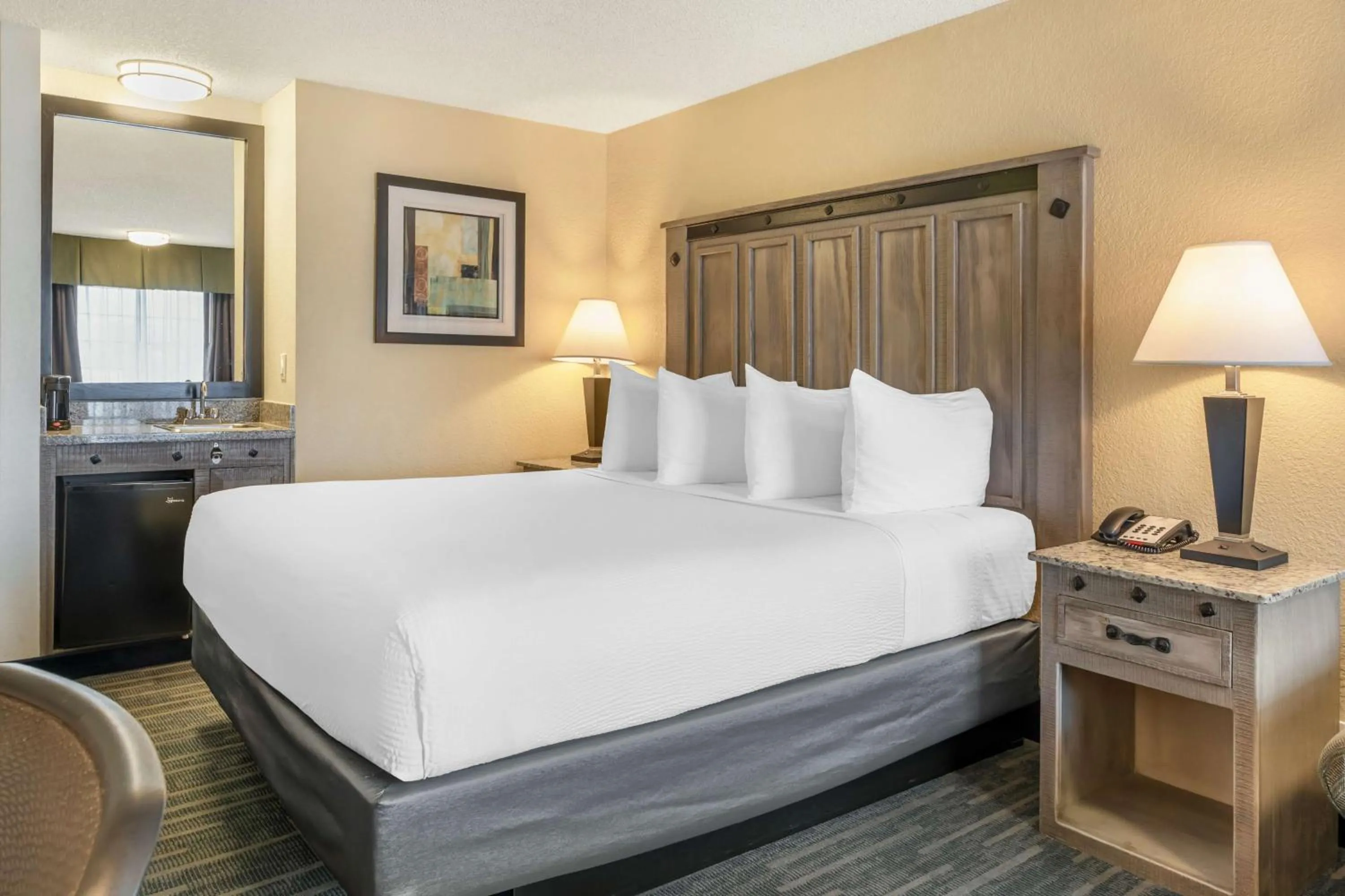 Bedroom, Bed in Best Western Americana Inn