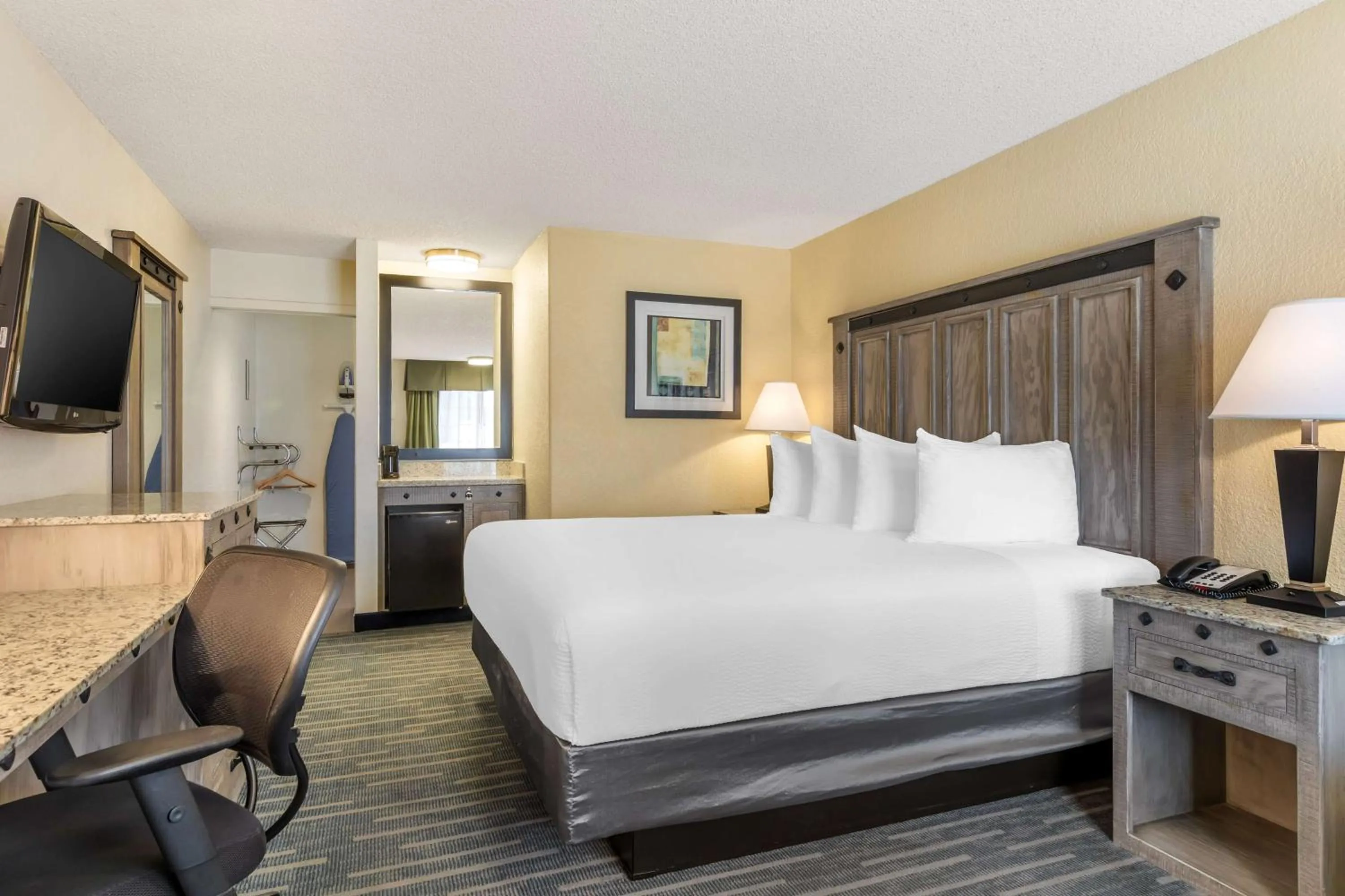 Bedroom, Bed in Best Western Americana Inn