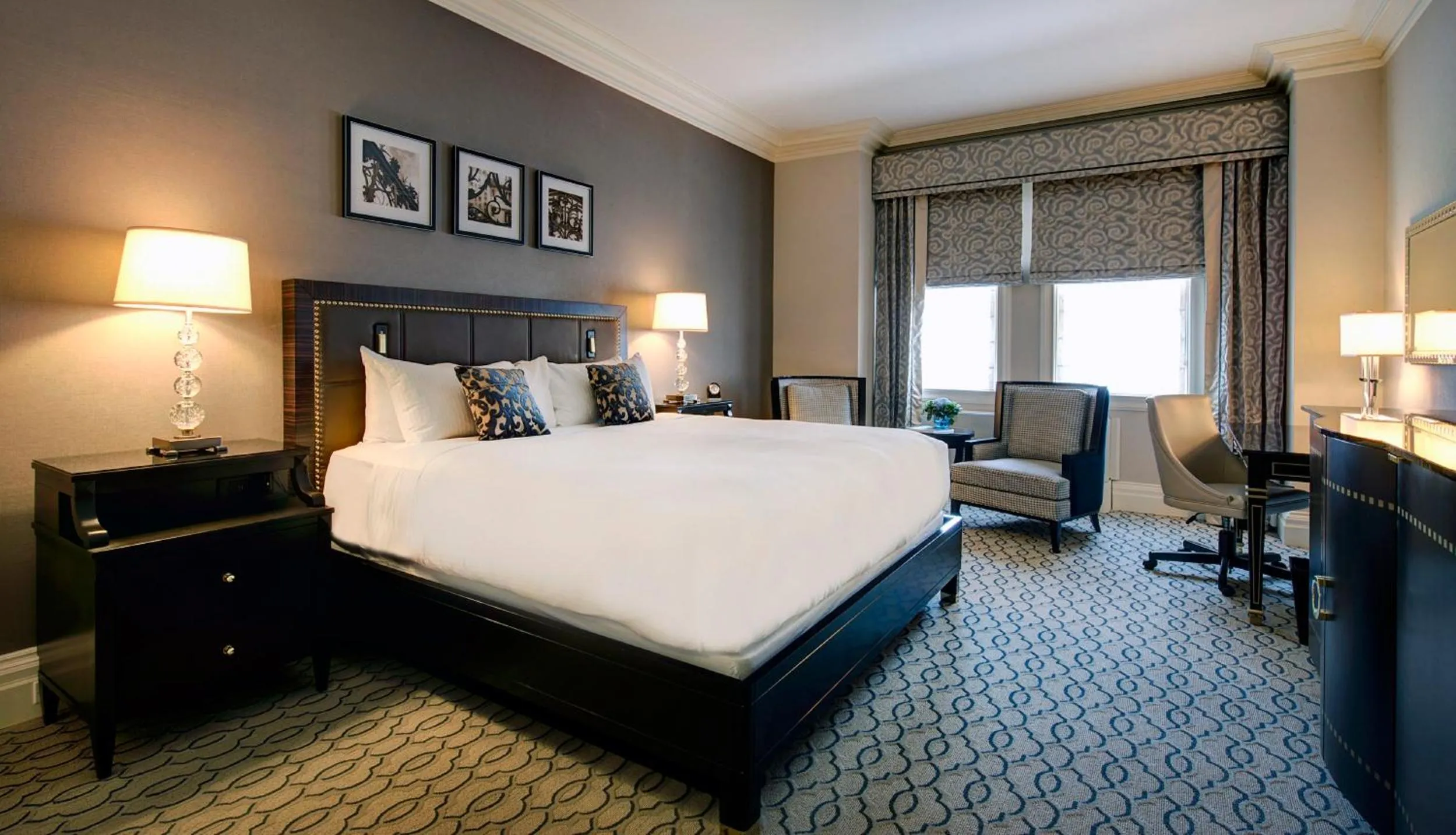 Bed in Fairmont Chateau Laurier