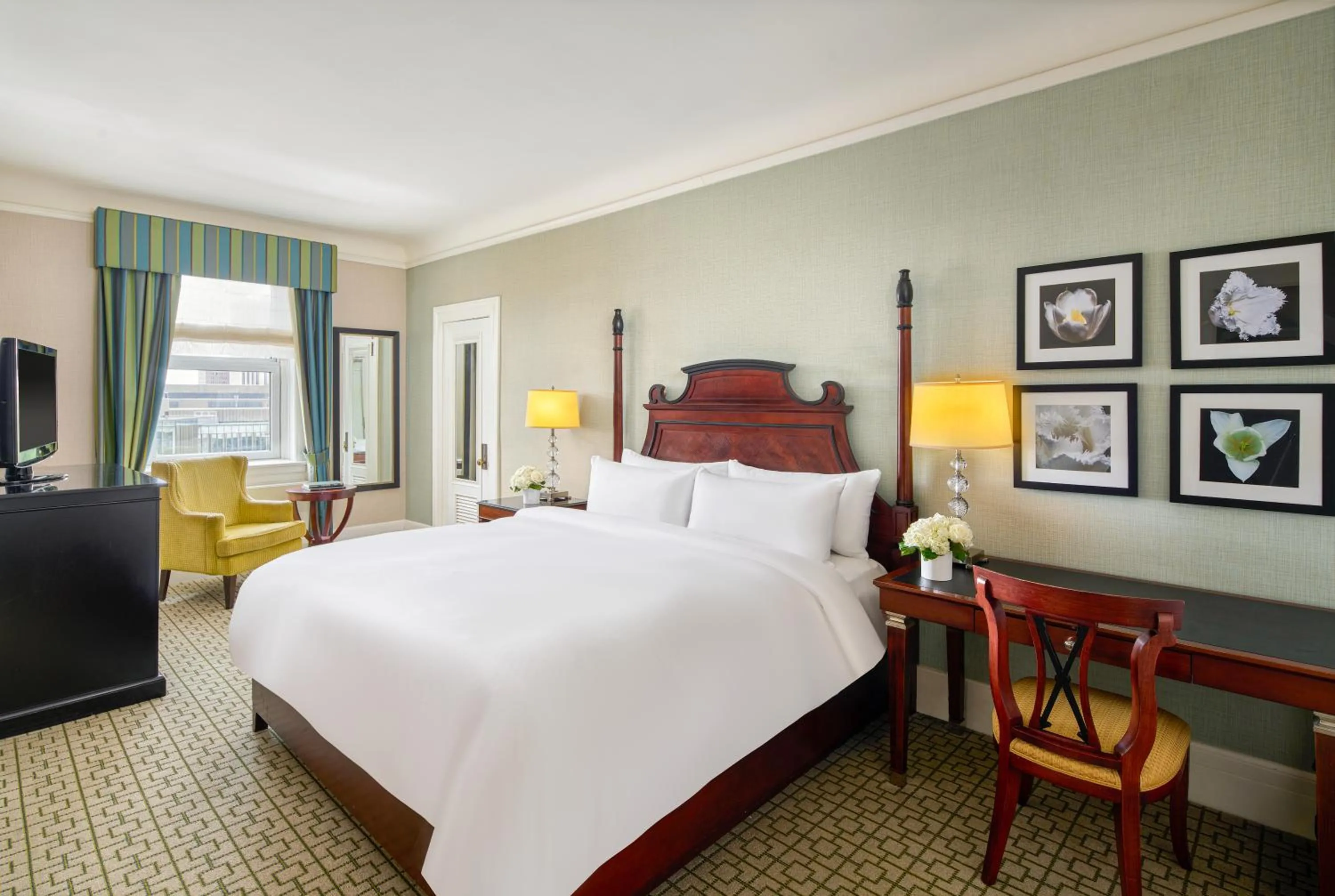 Bed in Fairmont Chateau Laurier