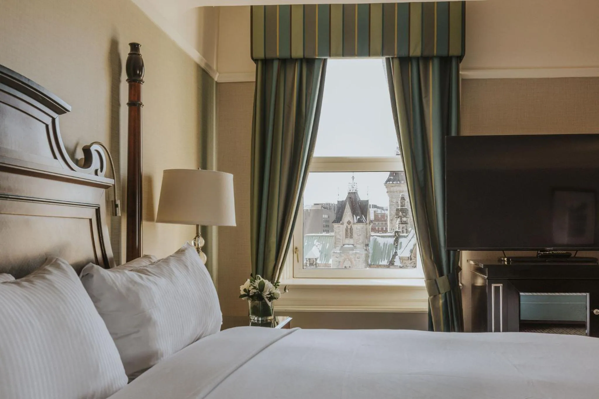 City view, Bed in Fairmont Chateau Laurier