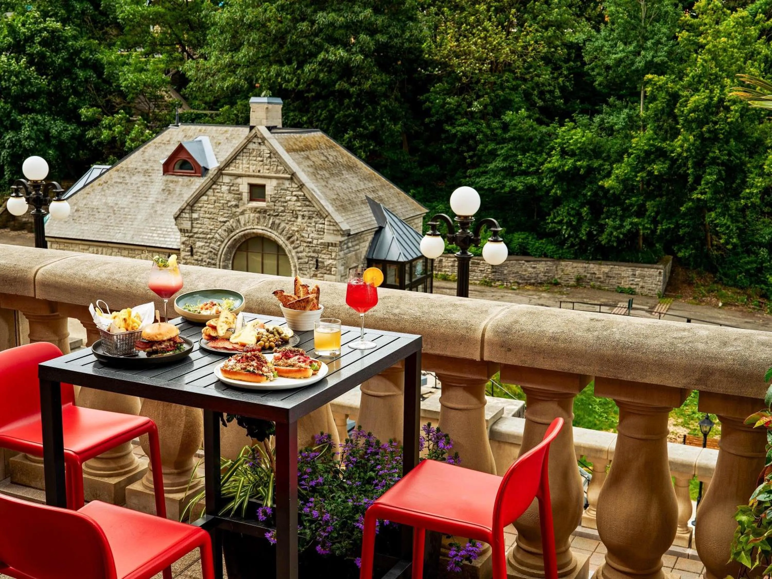 Lounge or bar in Fairmont Chateau Laurier