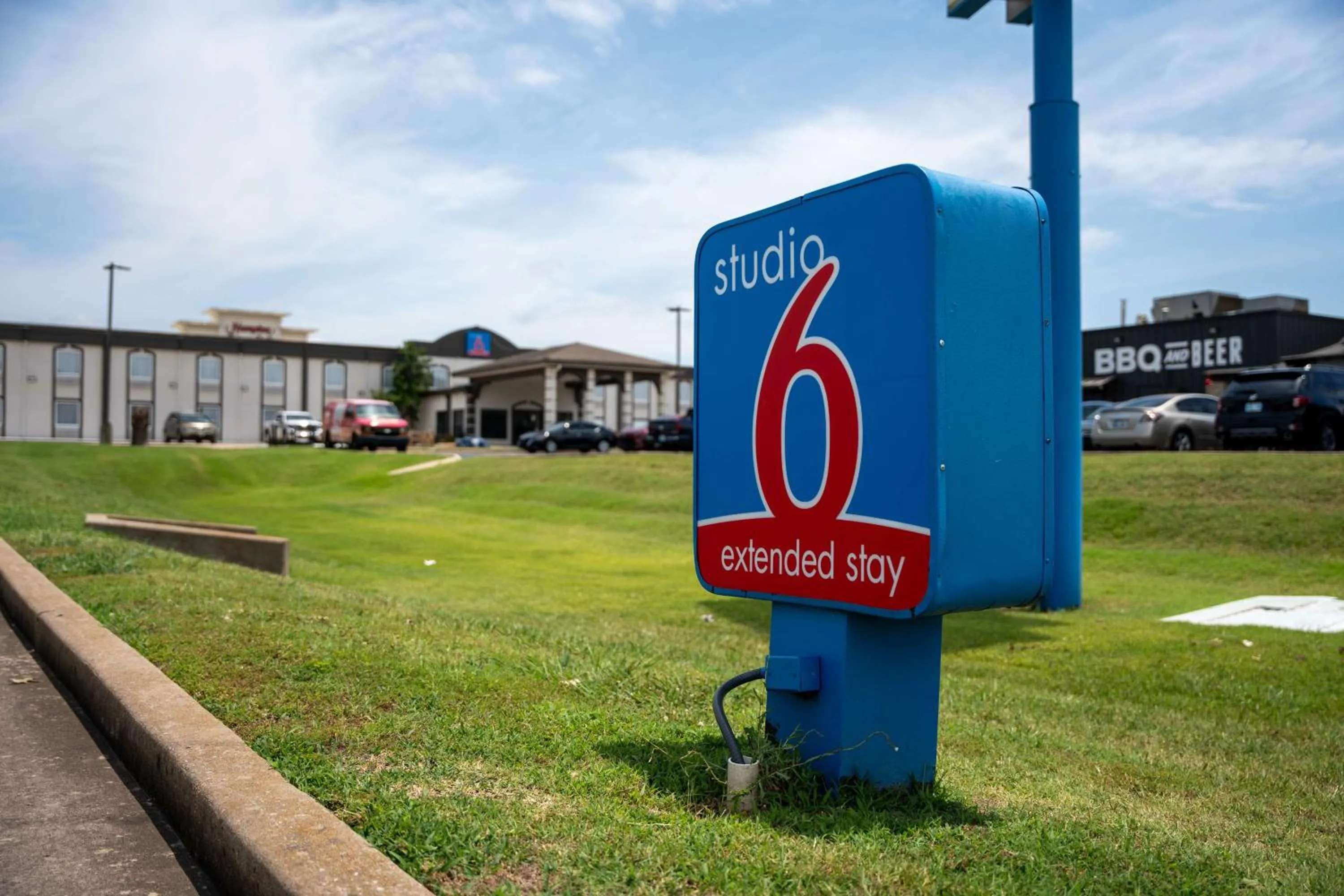 Property building in Studio 6 Claremore OK