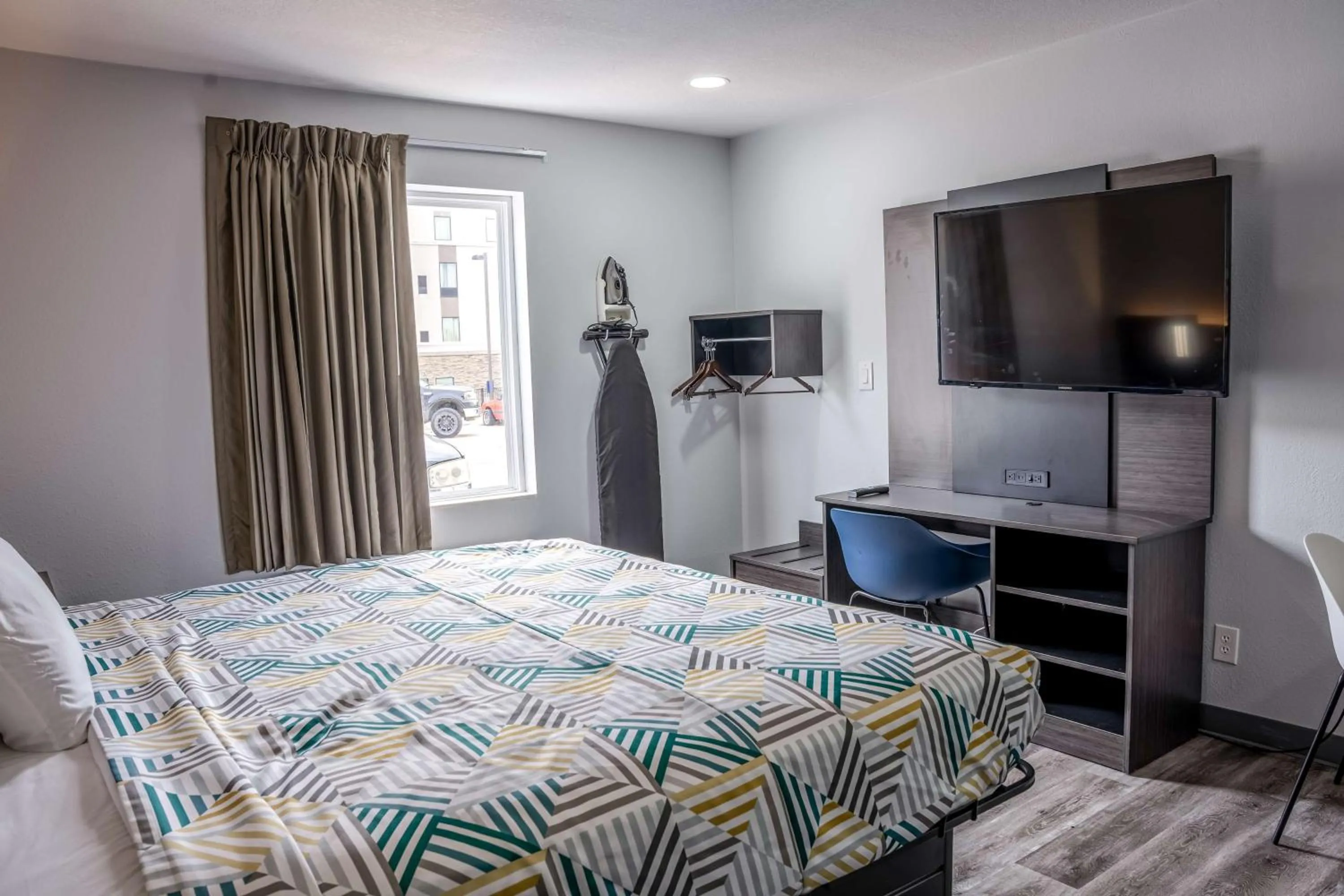 Photo of the whole room, Bed in Studio 6 Claremore OK