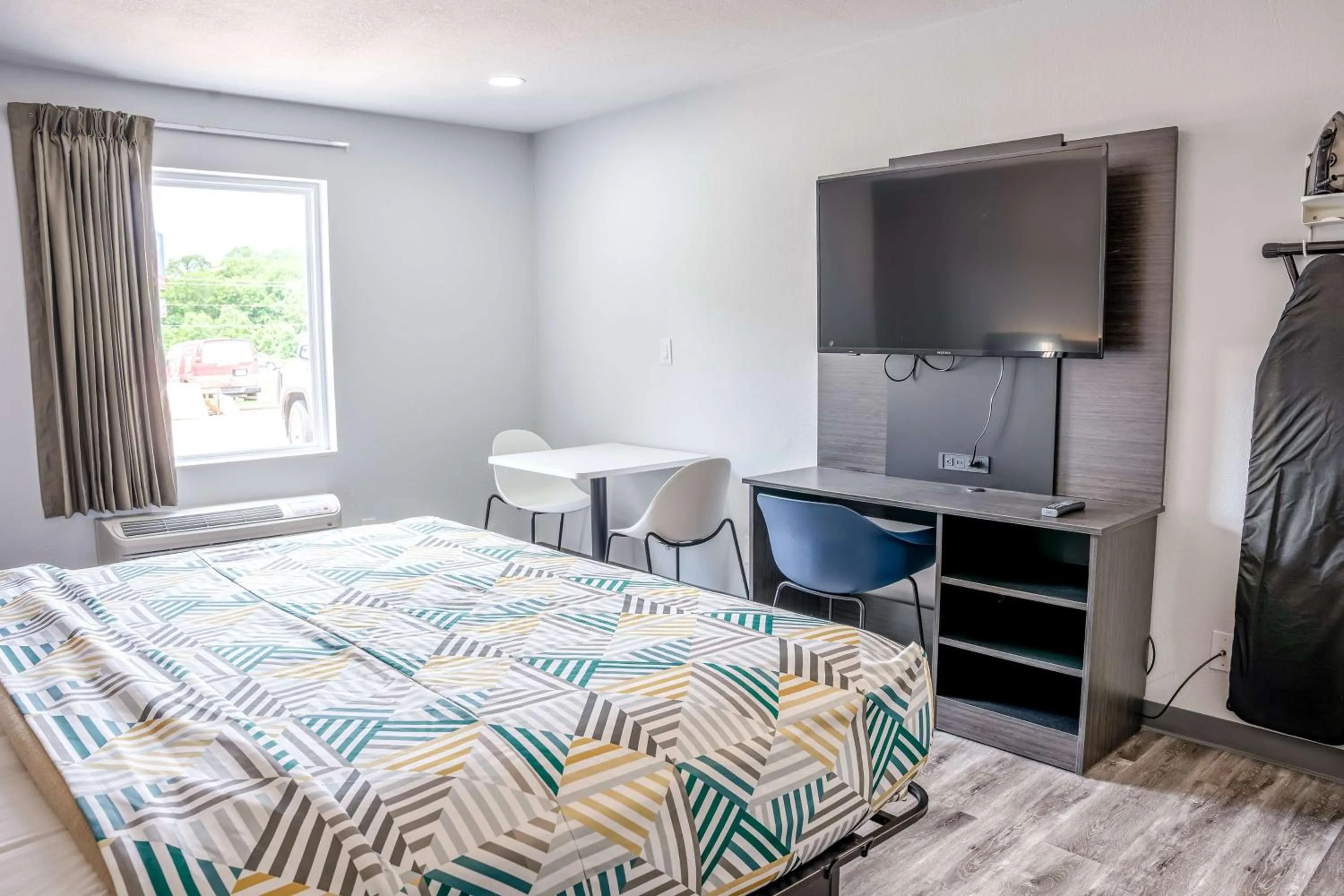 Photo of the whole room, Bed in Studio 6 Claremore OK