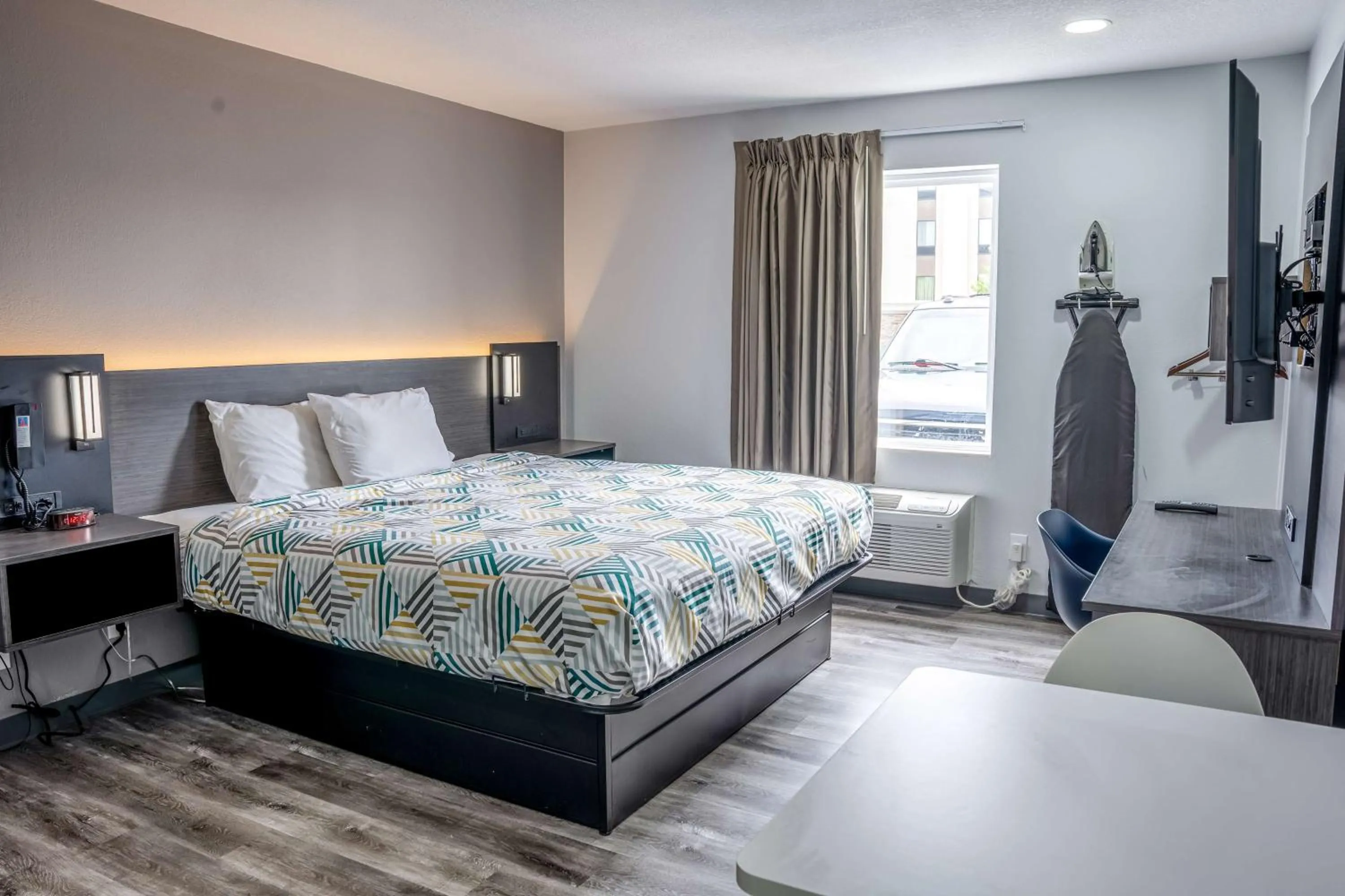 Photo of the whole room, Bed in Studio 6 Claremore OK