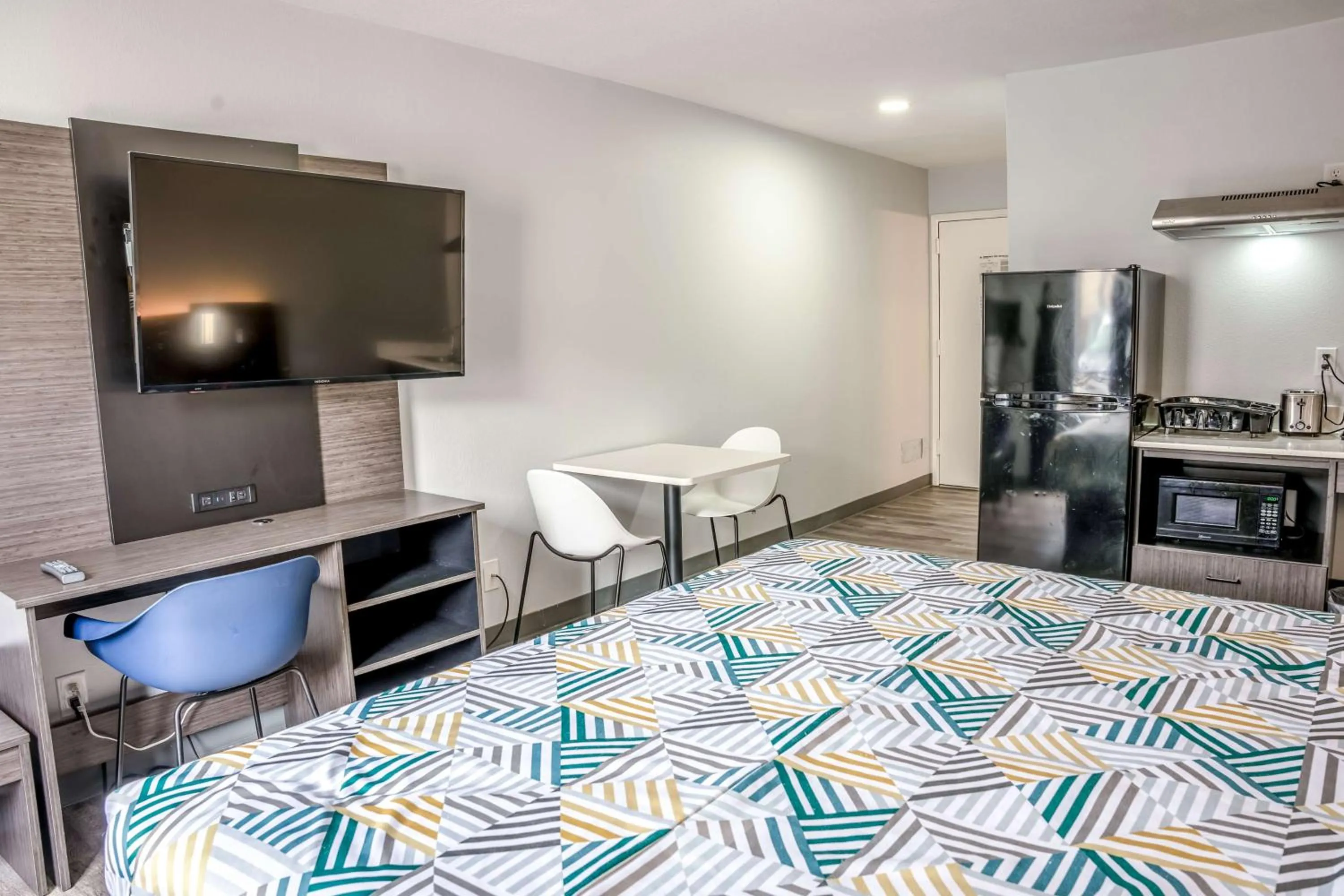 Photo of the whole room, Bed in Studio 6 Claremore OK