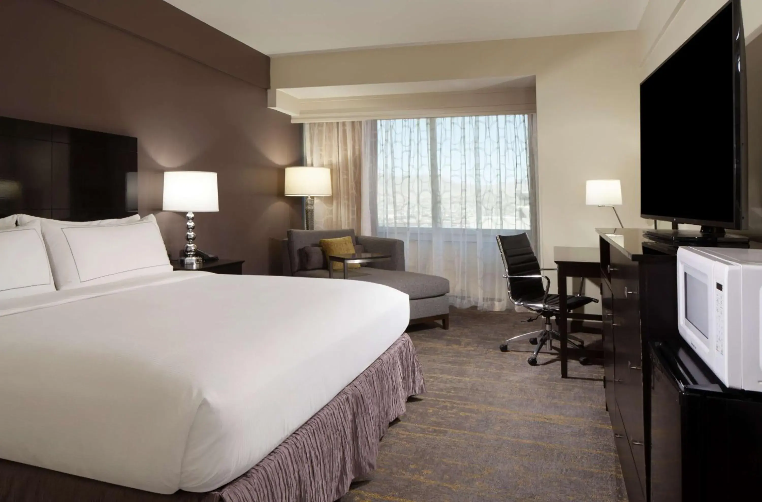 Deluxe King Room in DoubleTree by Hilton El Paso Downtown Deluxe King Room in DoubleTree by Hilton El Paso Downtown