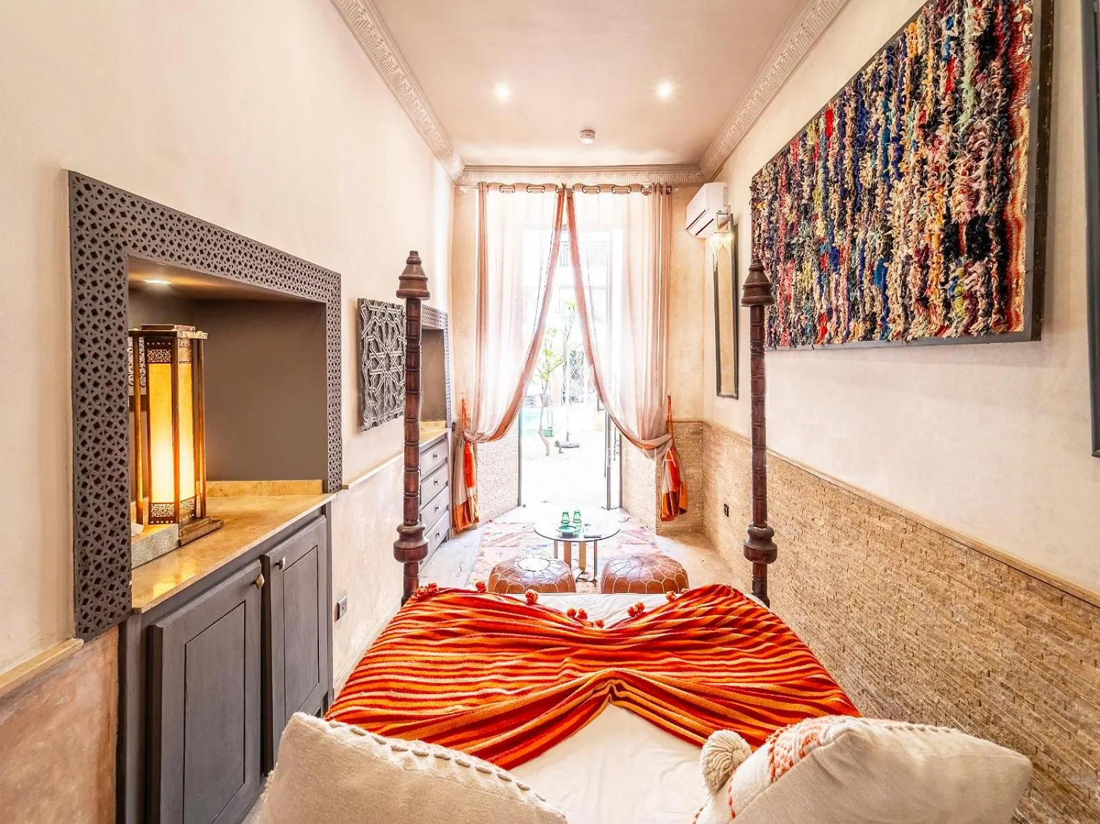 Living room, Bed in Le Medina Privilège Riad & Spa