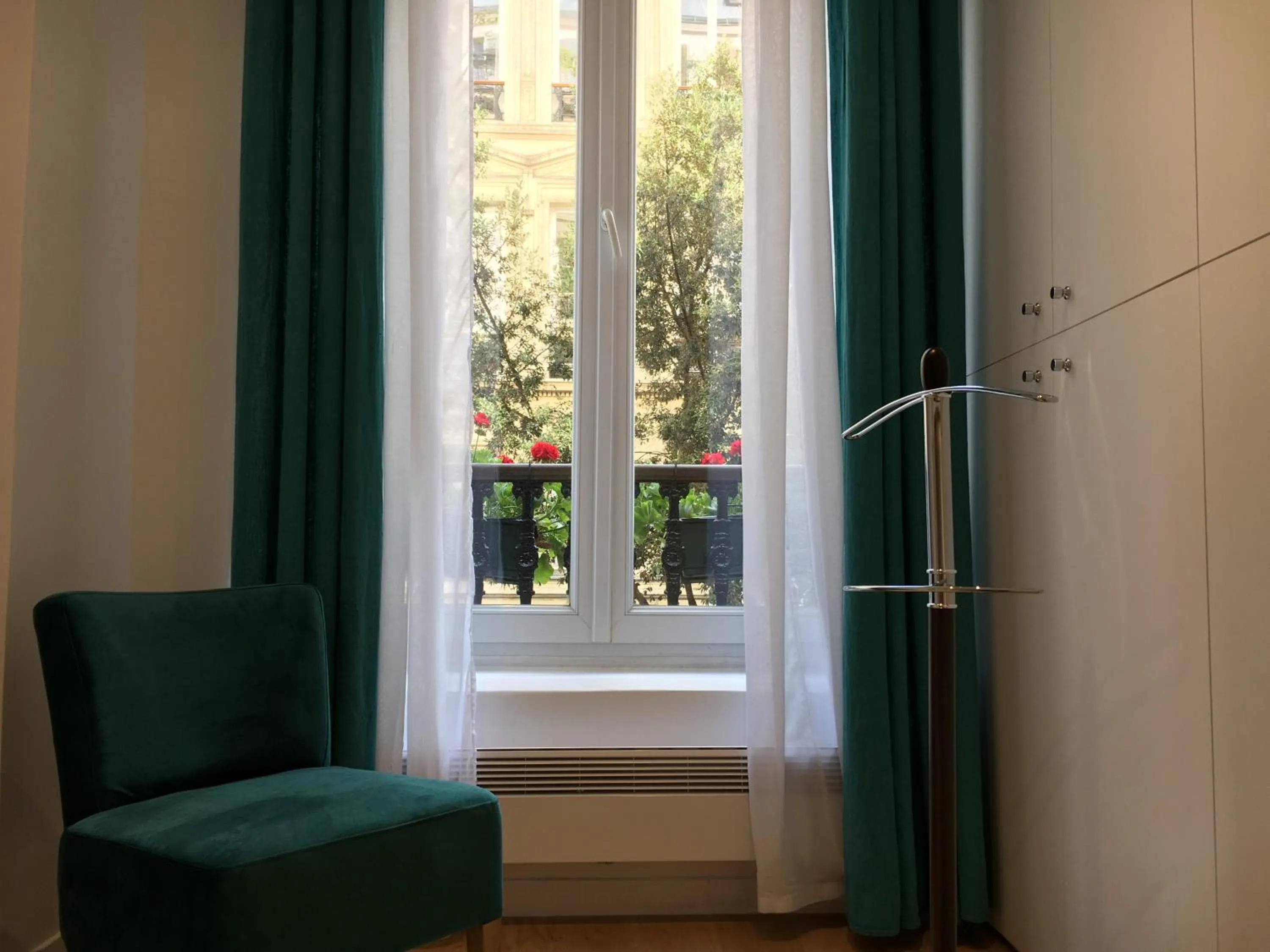 Decorative detail in Paris City Flat App entier N106 F3