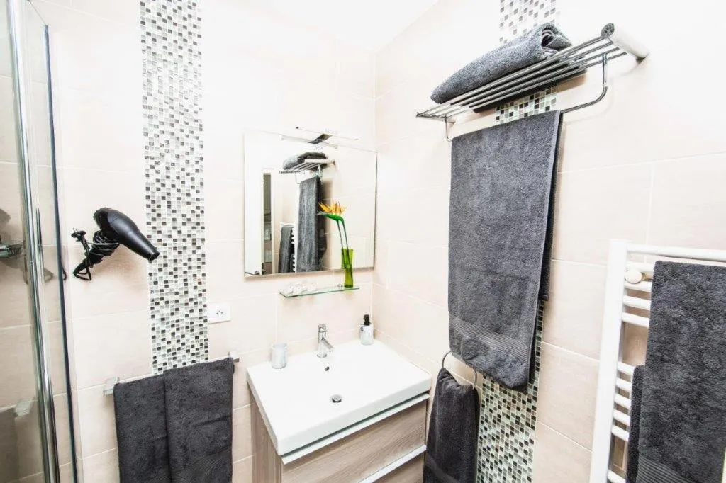 Bathroom in Paris City Flat App entier N106 F3