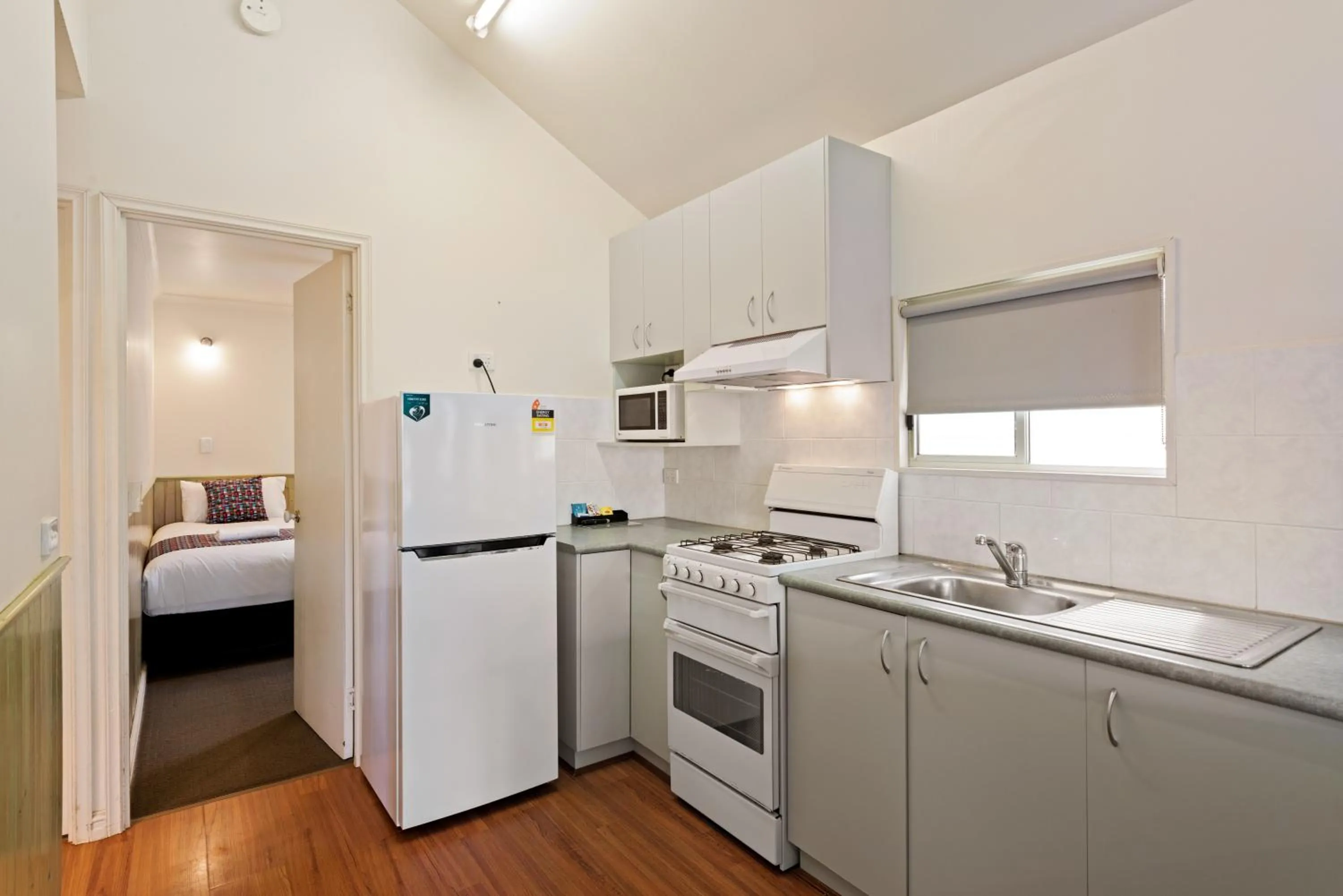 Kitchen or kitchenette, Bed in Discovery Parks - Lake Hume, Victoria