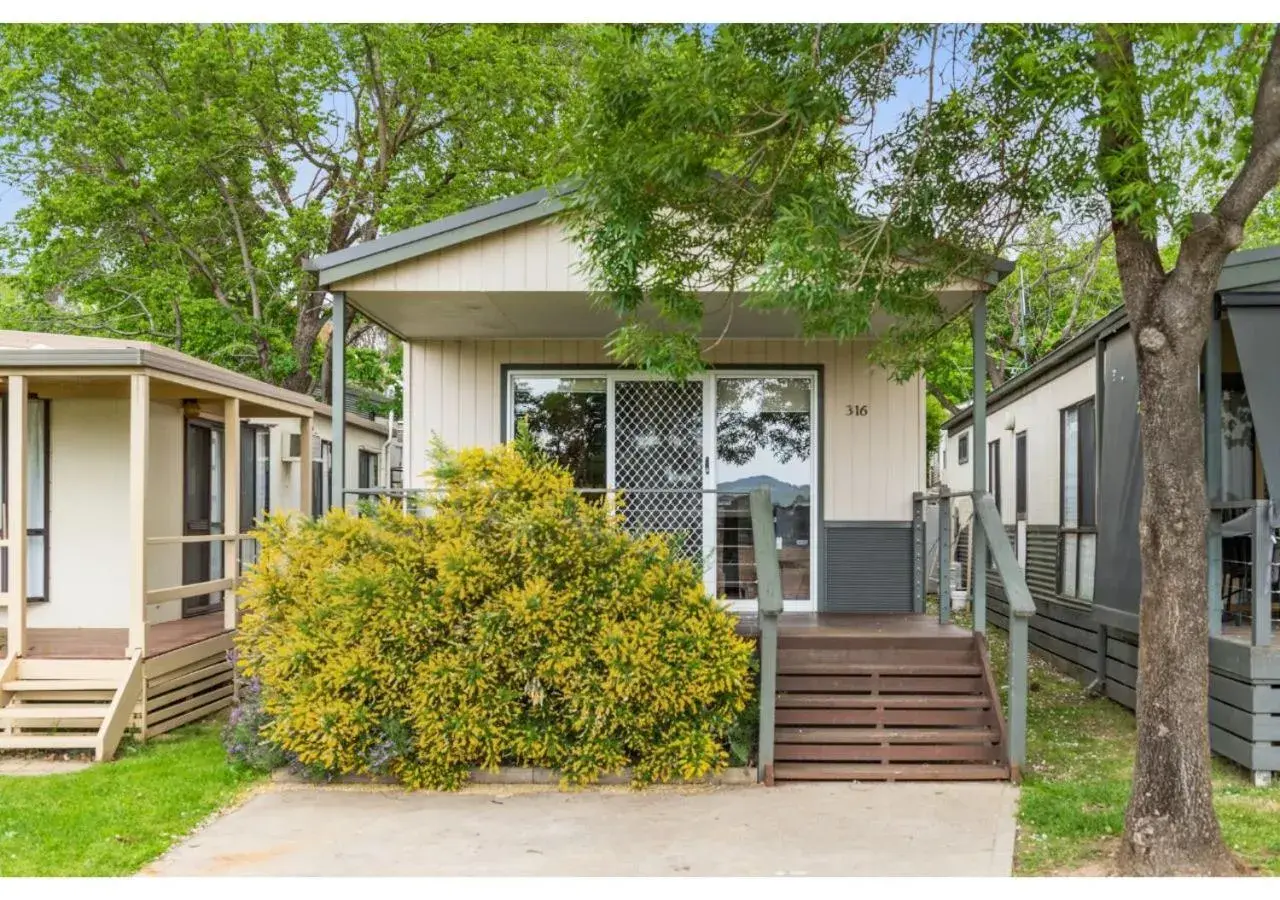 Deluxe Cabin - Sleeps 5 in Discovery Parks - Lake Hume, Victoria Deluxe Cabin - Sleeps 5 in Discovery Parks - Lake Hume, Victoria