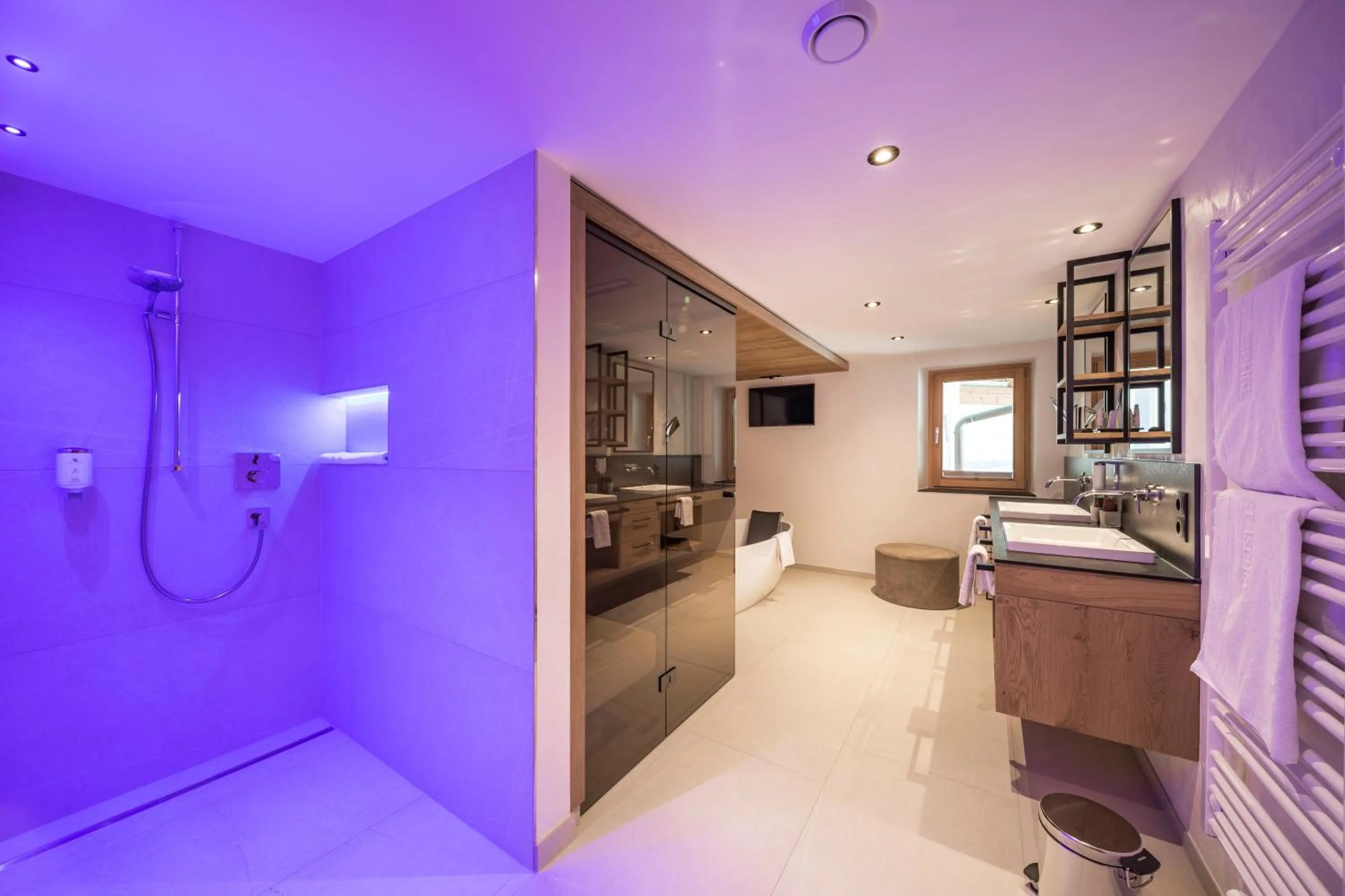 Toilet, Bed in Superior Hotel Post Ischgl