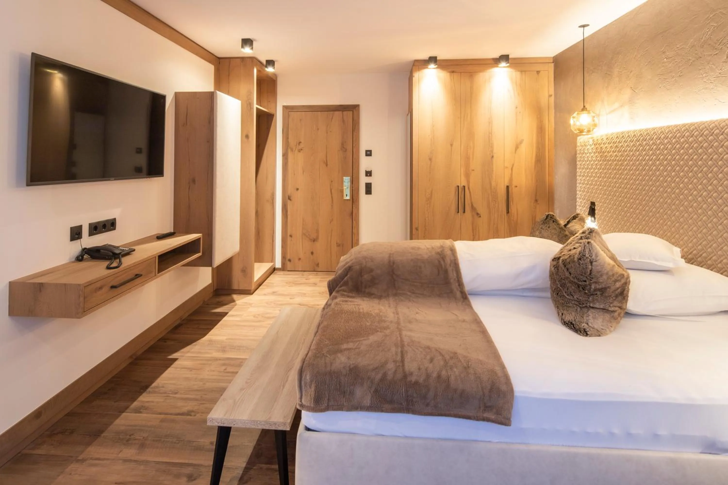 TV and multimedia, Bed in Superior Hotel Post Ischgl