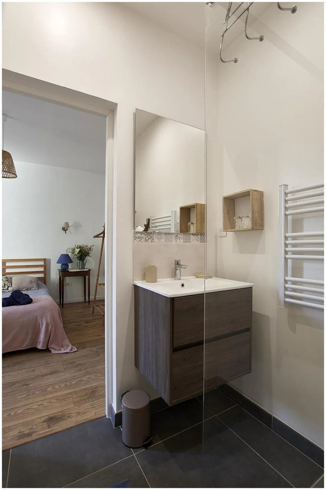 Toilet, Bed in 1001 Ocres