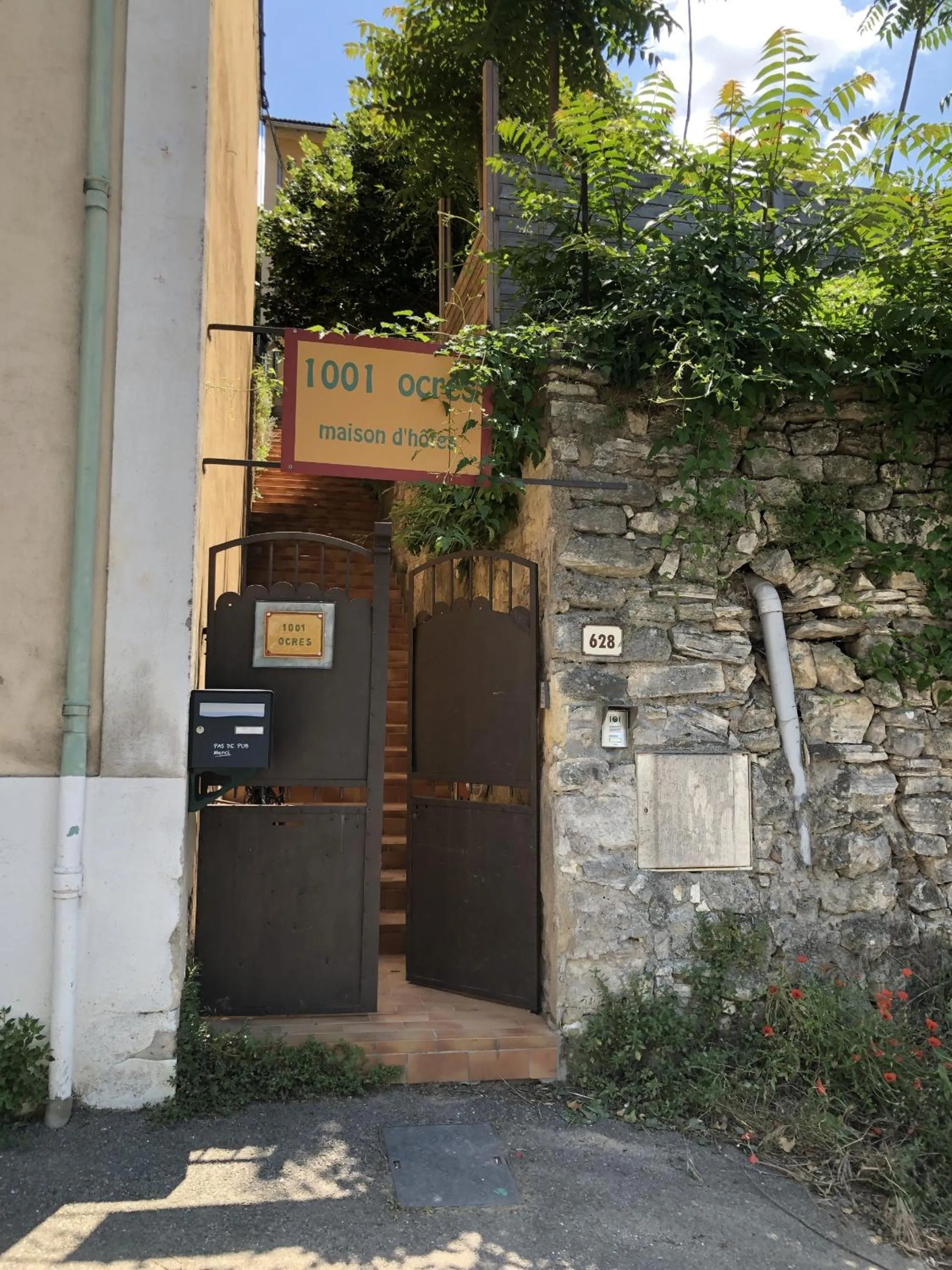 Facade/entrance in 1001 Ocres