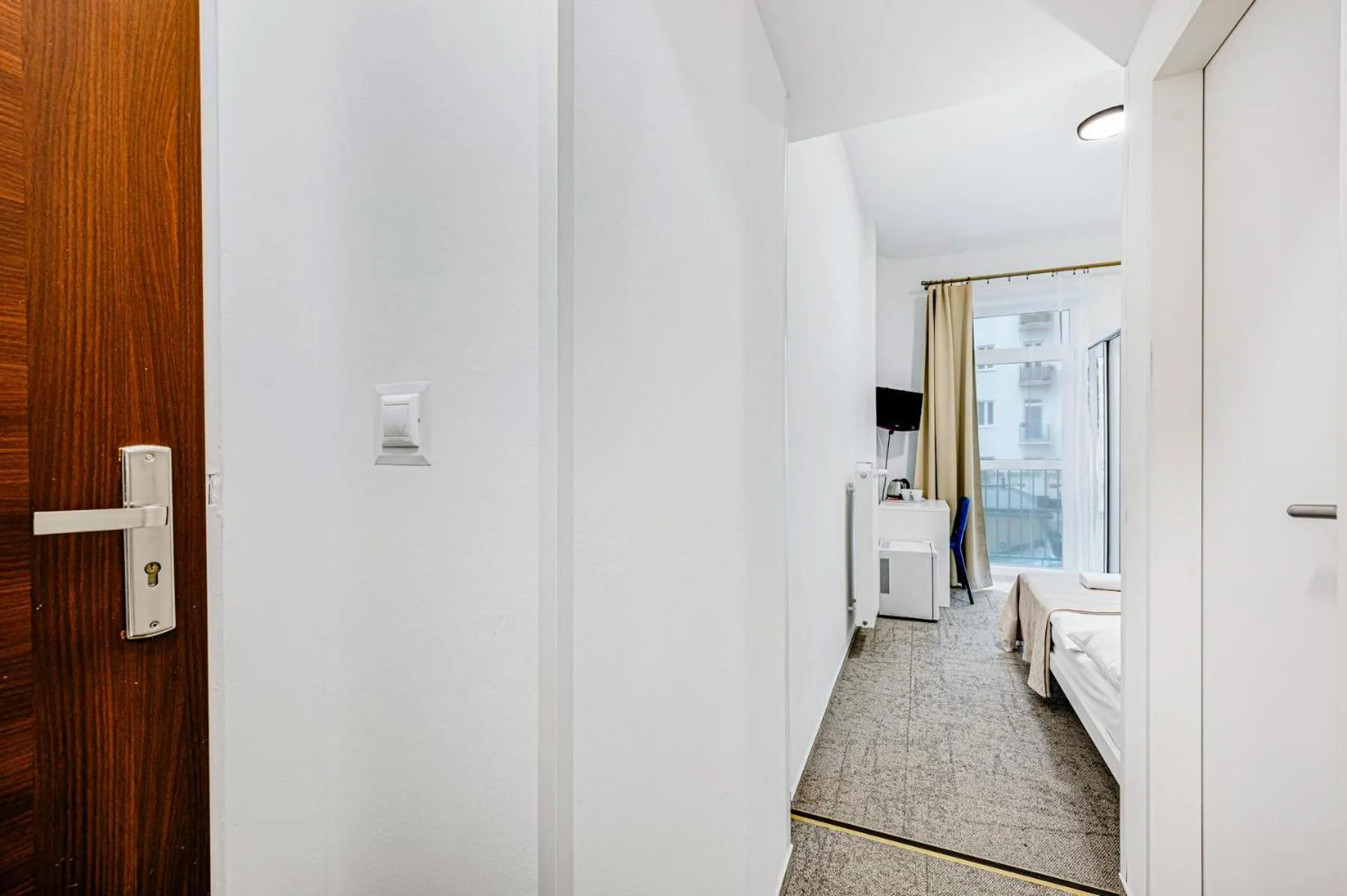 Photo of the whole room, Bed in le Petit