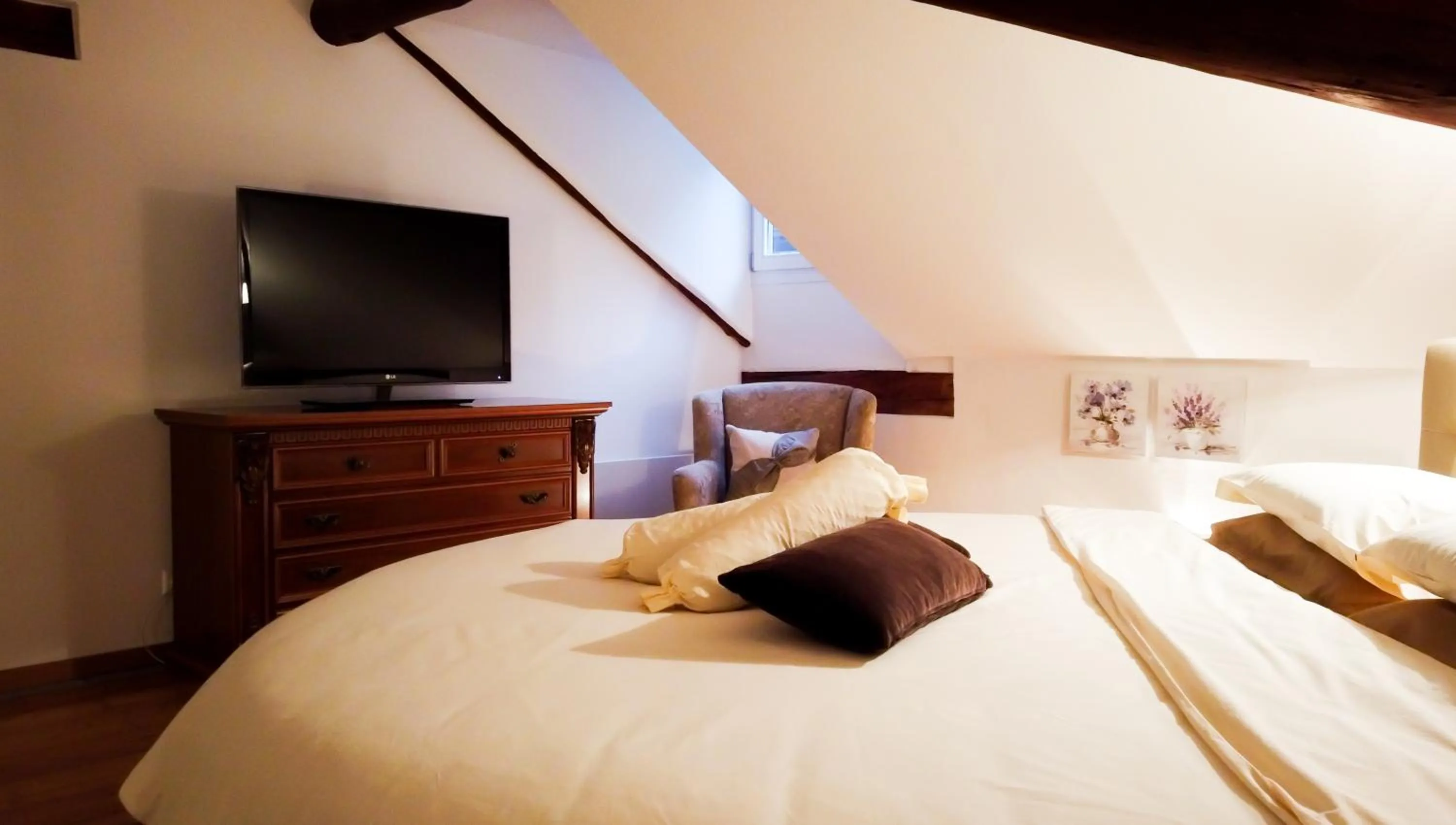 Bedroom, Bed in Hotel Soazza