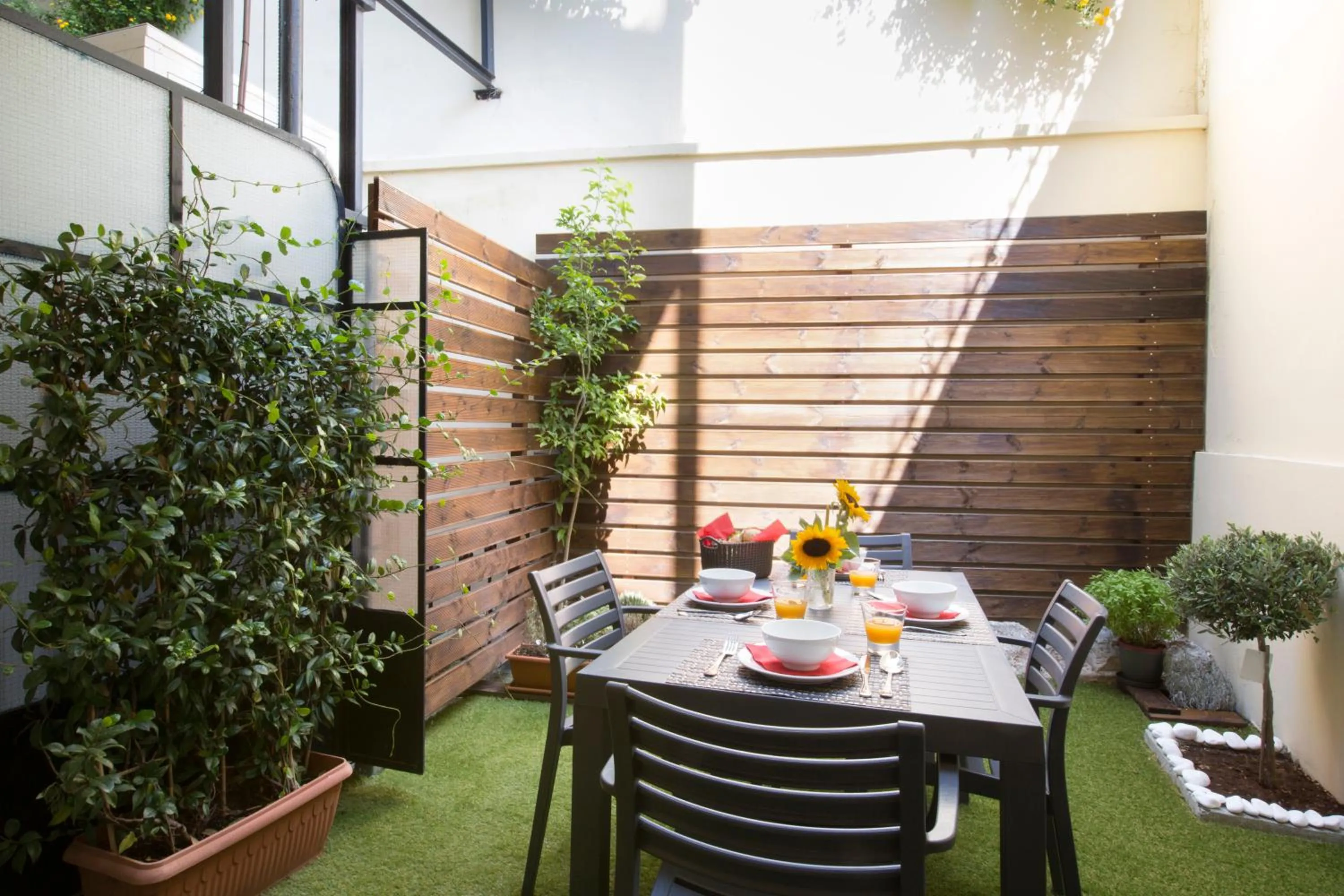Patio in Under the shade of Acropolis by YHA