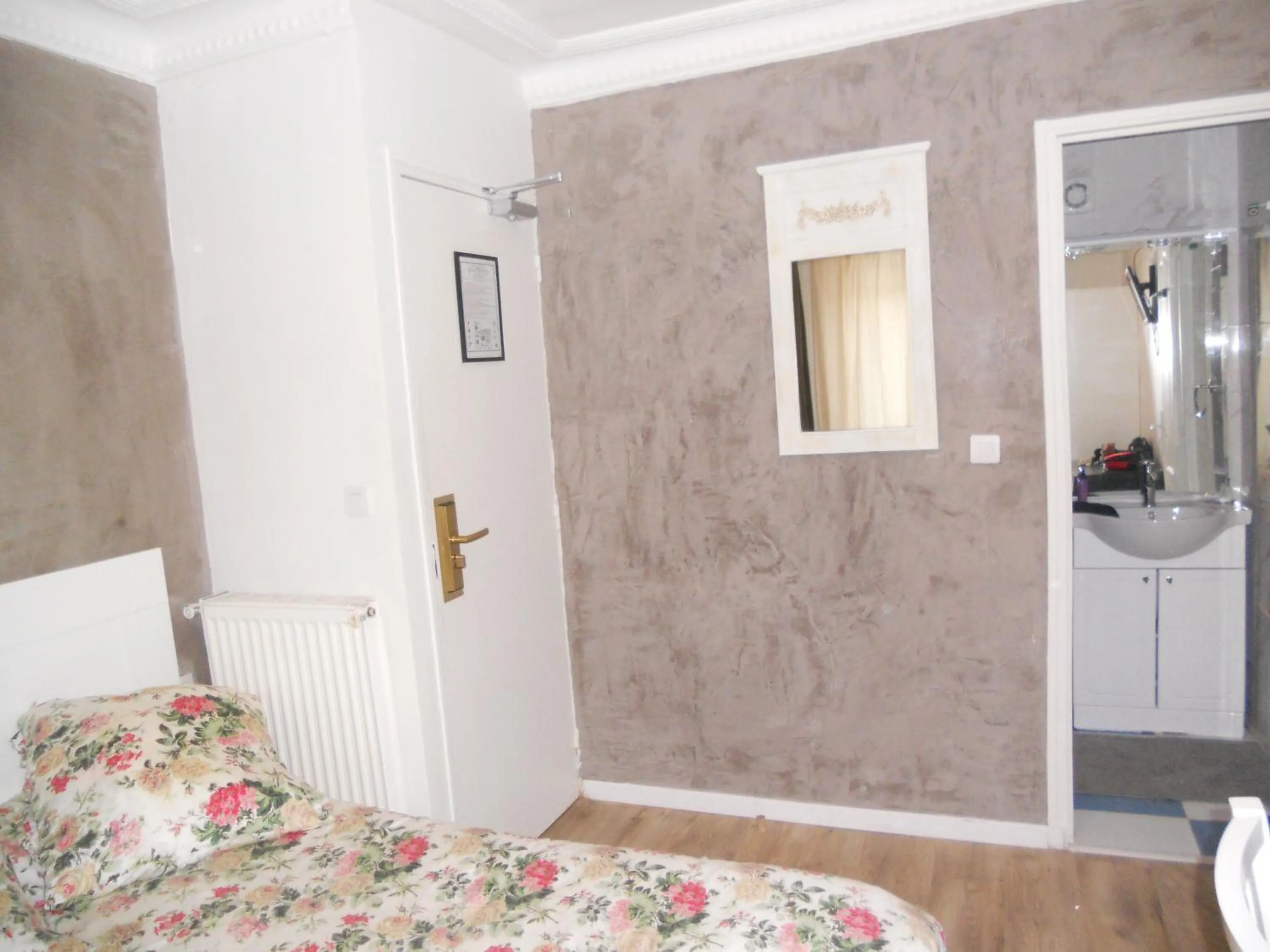 Bathroom, Bed in Hotel Pacific