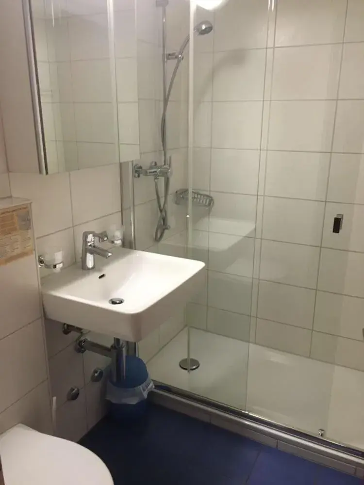 Double Room - single occupancy in Zak Neuhausen Double Room - single occupancy in Zak Neuhausen