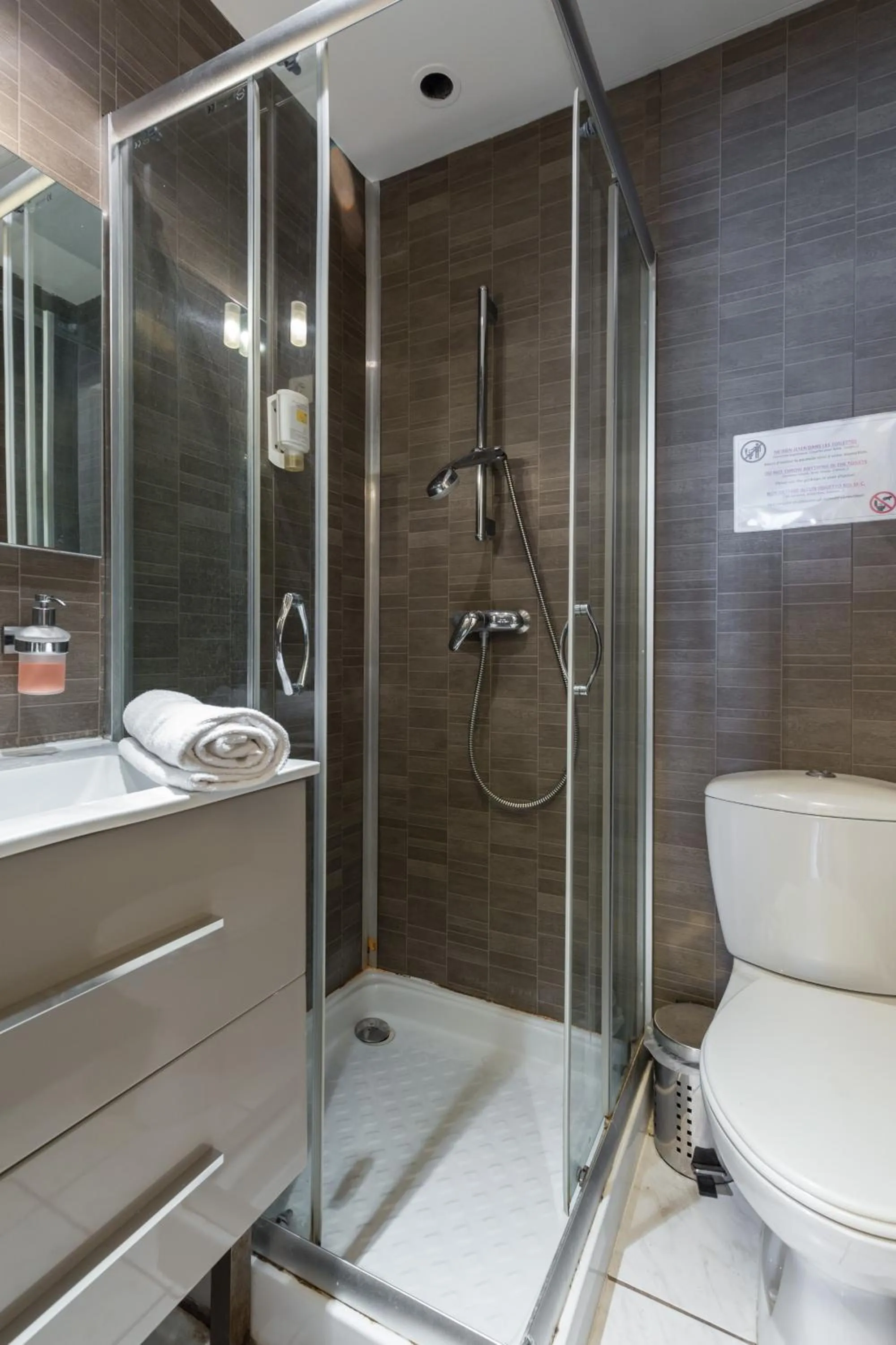 Bathroom in Florella Clemenceau Apartment